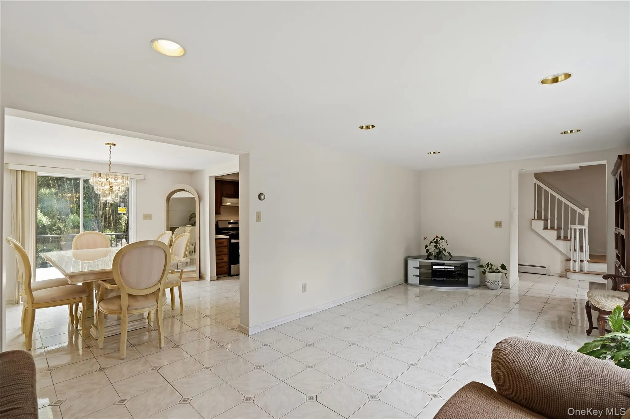 Seamless living to dining Seamless living to dining