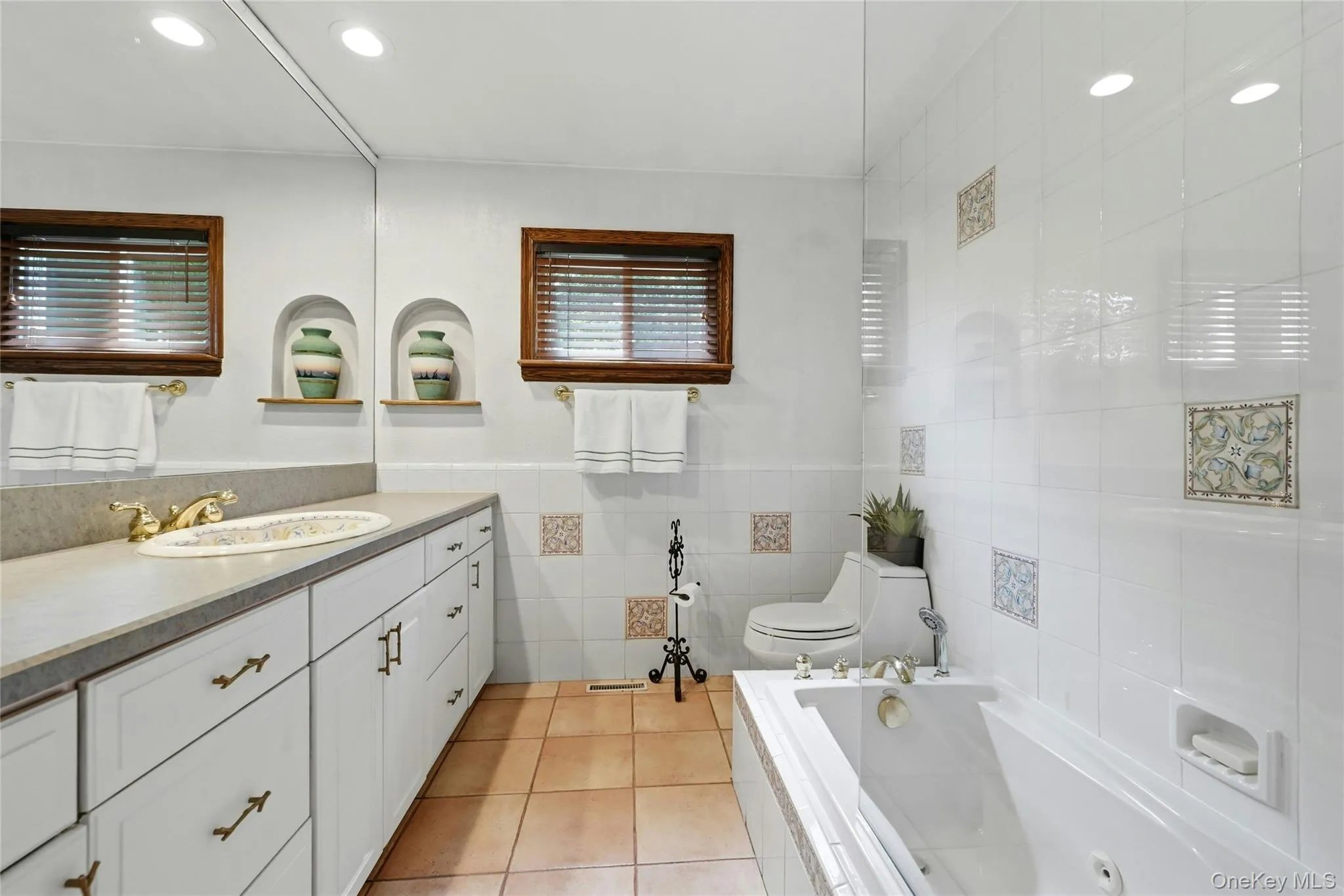 Main Bathroom Main Bathroom