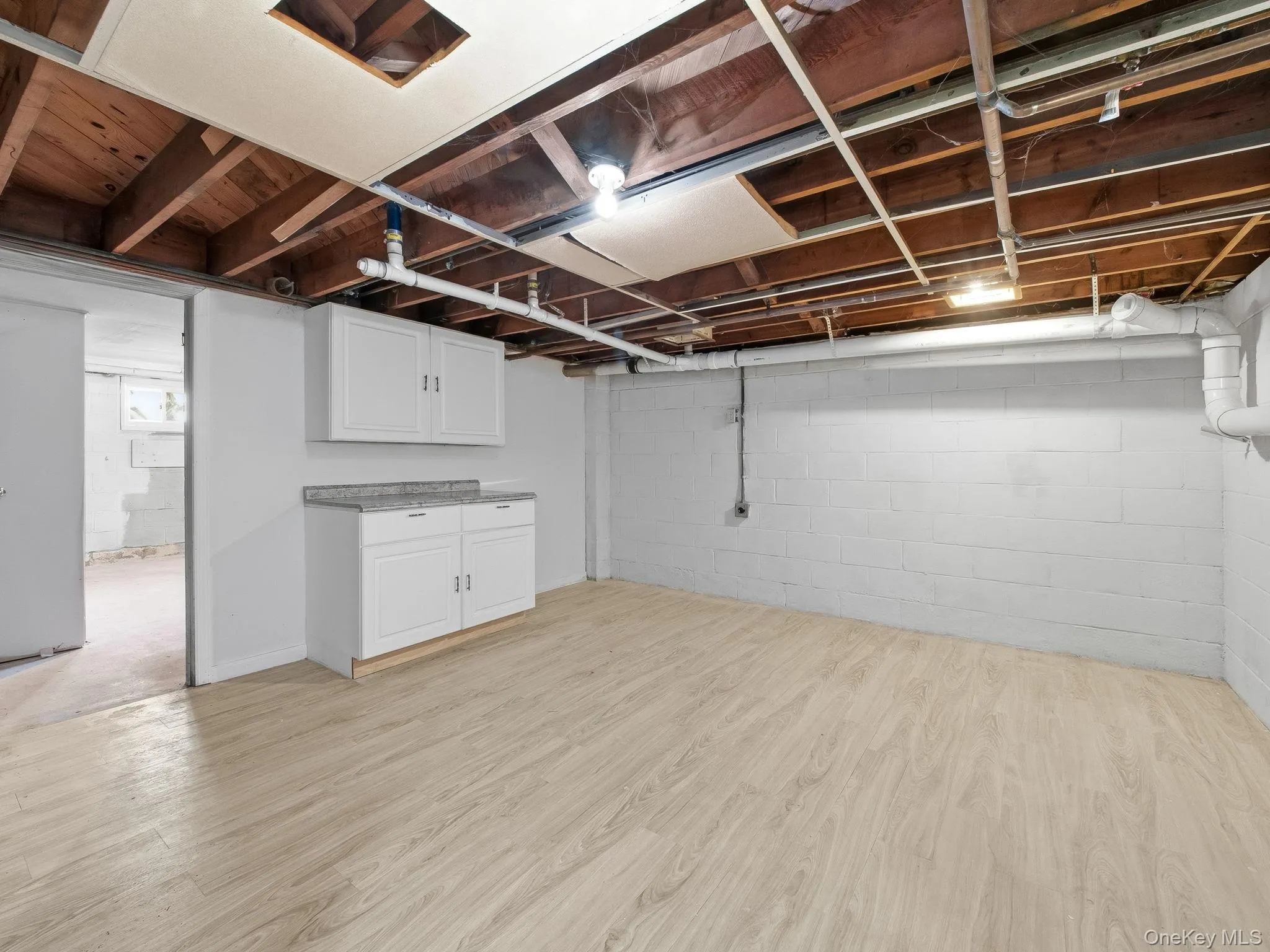 Another room on the lower level for your arts and crafts or whatever... Another room on the lower level for your arts and crafts or whatever...