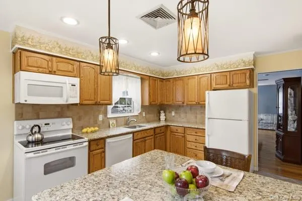 825 Karshick Street, Islip, NY, 3 Bedrooms Bedrooms, 7 Rooms Rooms,1 BathroomBathrooms,Residential,For Rent,Karshick,0,KEY1014348 825 Karshick Street, Islip, NY, 3 Bedrooms Bedrooms, 7 Rooms Rooms,1 BathroomBathrooms,Residential,For Rent,Karshick,0,KEY1014348