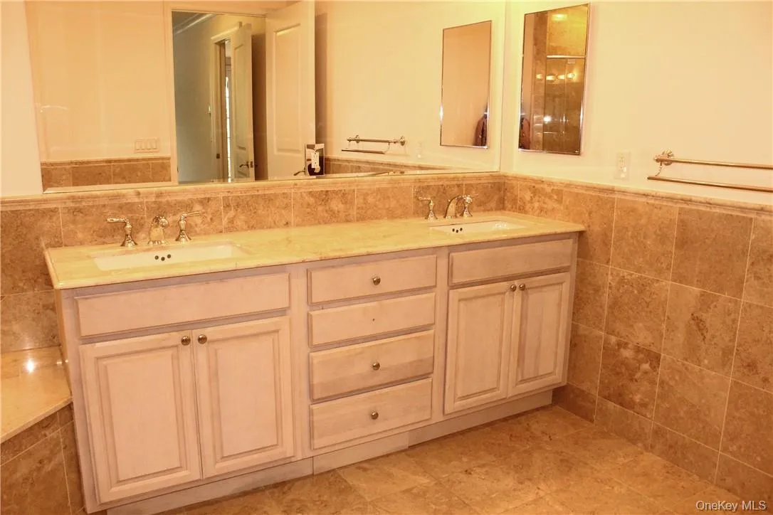 Large vanity with double sinks Large vanity with double sinks