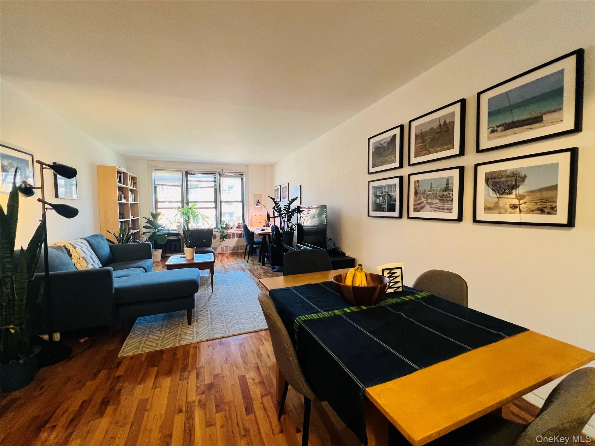 Spacious living room amd dining area. Spacious living room amd dining area.