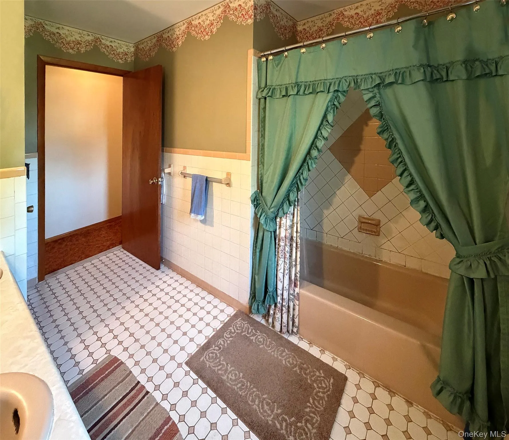 4 Lorelei Drive, Middletown, NY, 3 Bedrooms Bedrooms, 7 Rooms Rooms,2 BathroomsBathrooms,Residential,For Rent,Lorelei,0,1014402 4 Lorelei Drive, Middletown, NY, 3 Bedrooms Bedrooms, 7 Rooms Rooms,2 BathroomsBathrooms,Residential,For Rent,Lorelei,0,1014402