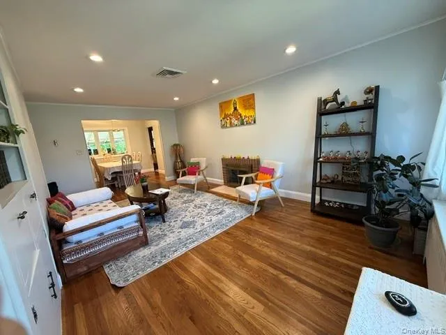 20 Gainsboro, Oyster Bay, NY, 3 Bedrooms Bedrooms, 6 Rooms Rooms,1 BathroomBathrooms,Residential Lease,For Rent,Gainsboro,0,1014404 20 Gainsboro, Oyster Bay, NY, 3 Bedrooms Bedrooms, 6 Rooms Rooms,1 BathroomBathrooms,Residential Lease,For Rent,Gainsboro,0,1014404