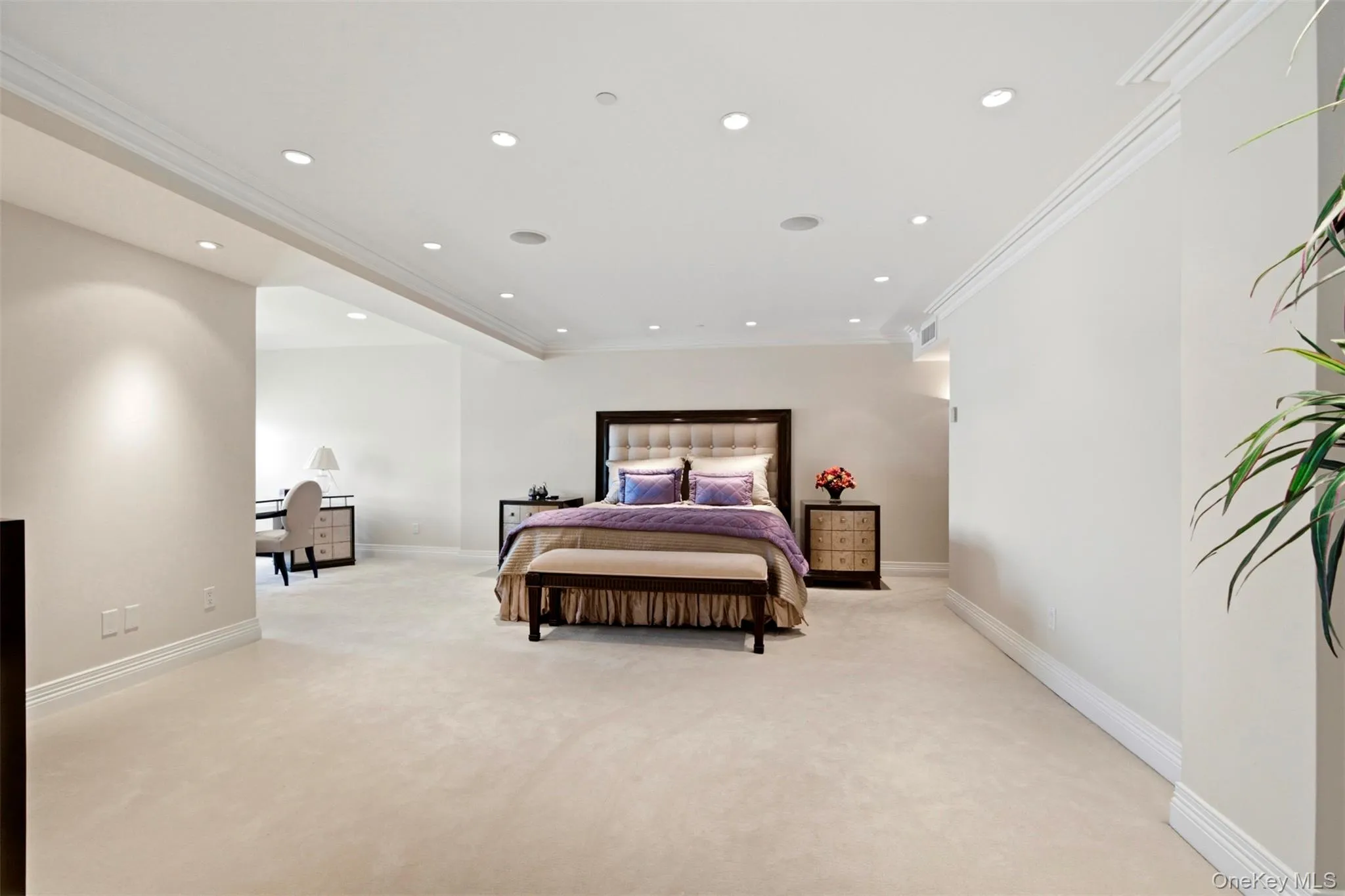 Generous space and abundant light. Generous space and abundant light.