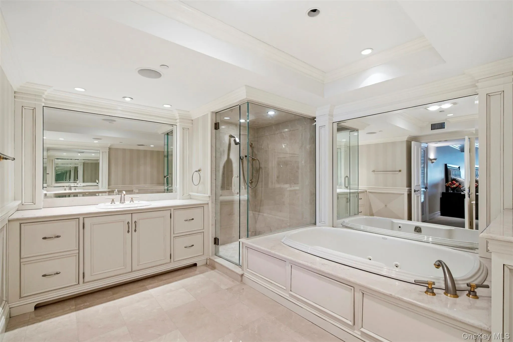 Upstairs en suite bath with large jetted tub, vanity and separate shower. Upstairs en suite bath with large jetted tub, vanity and separate shower.