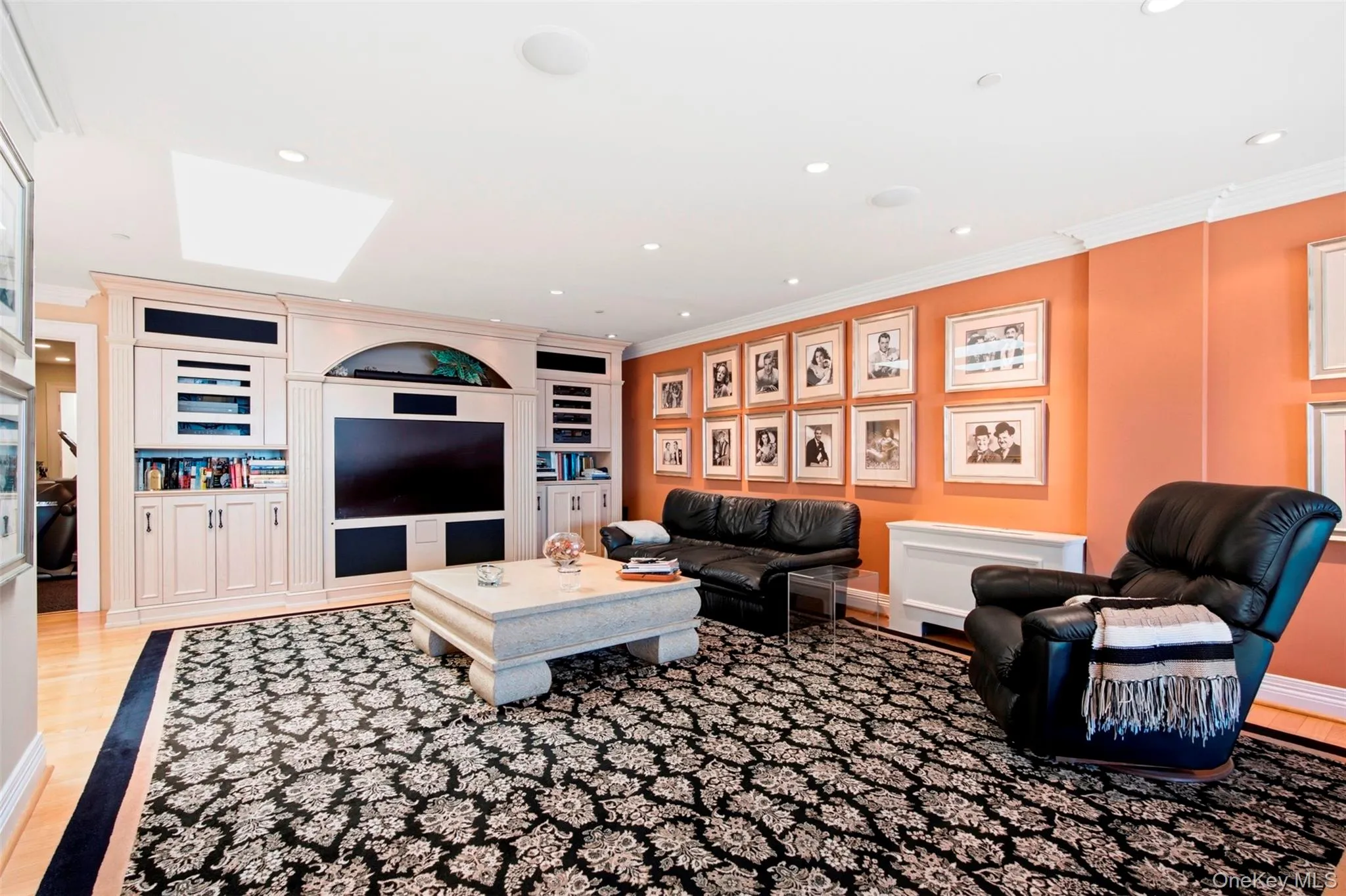 Open and comfortable family room with abundant light and built-ins. Open and comfortable family room with abundant light and built-ins.