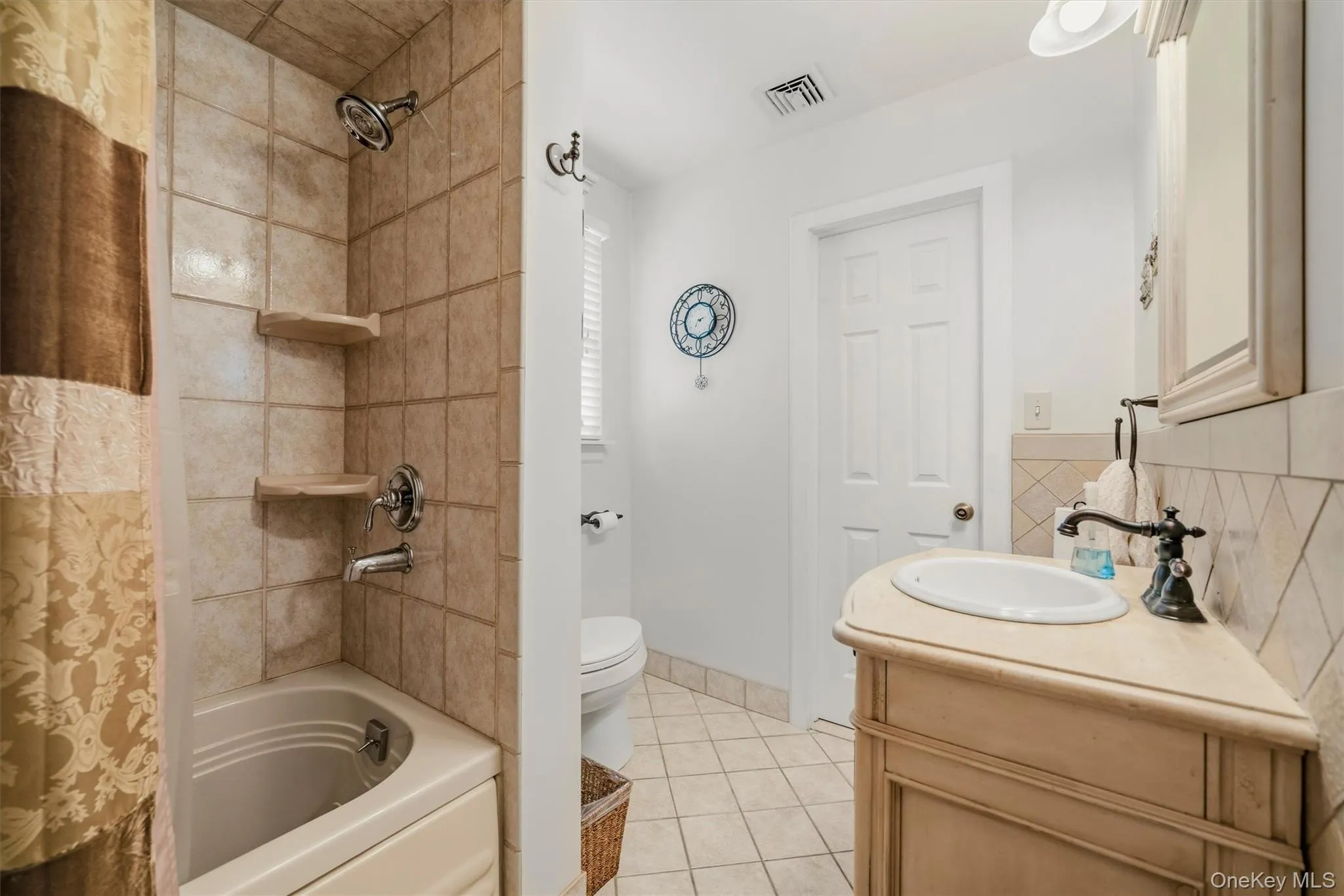 18 Maureen Lane, Middletown, NY, 4 Bedrooms Bedrooms, 7 Rooms Rooms,2 BathroomsBathrooms,Residential,For Rent,Maureen,0,1014474 18 Maureen Lane, Middletown, NY, 4 Bedrooms Bedrooms, 7 Rooms Rooms,2 BathroomsBathrooms,Residential,For Rent,Maureen,0,1014474