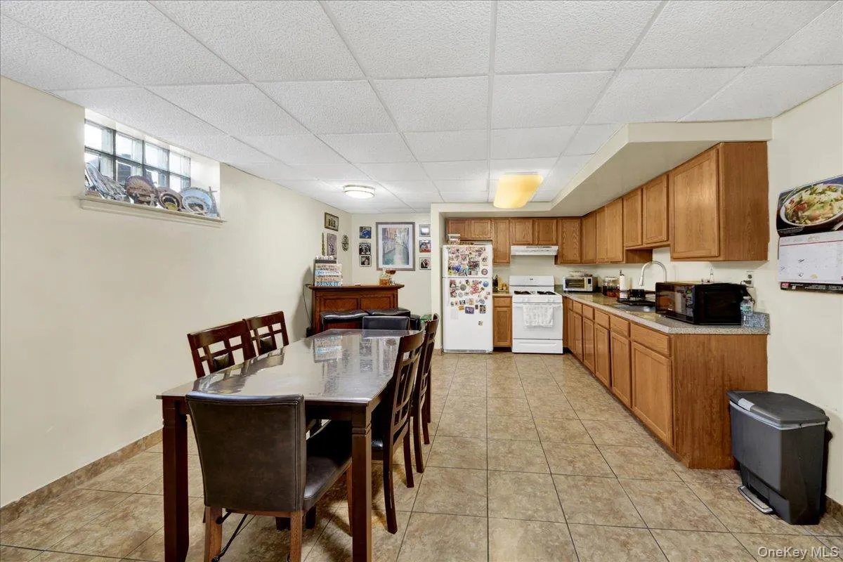 Large eat-in-kitchen in in-law Large eat-in-kitchen in in-law