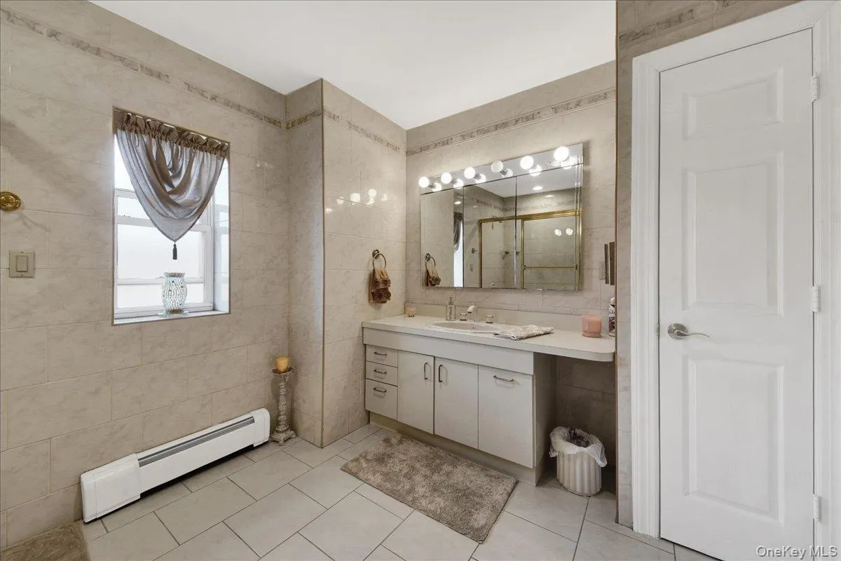 Upsatirs full bath with linen closet Upsatirs full bath with linen closet