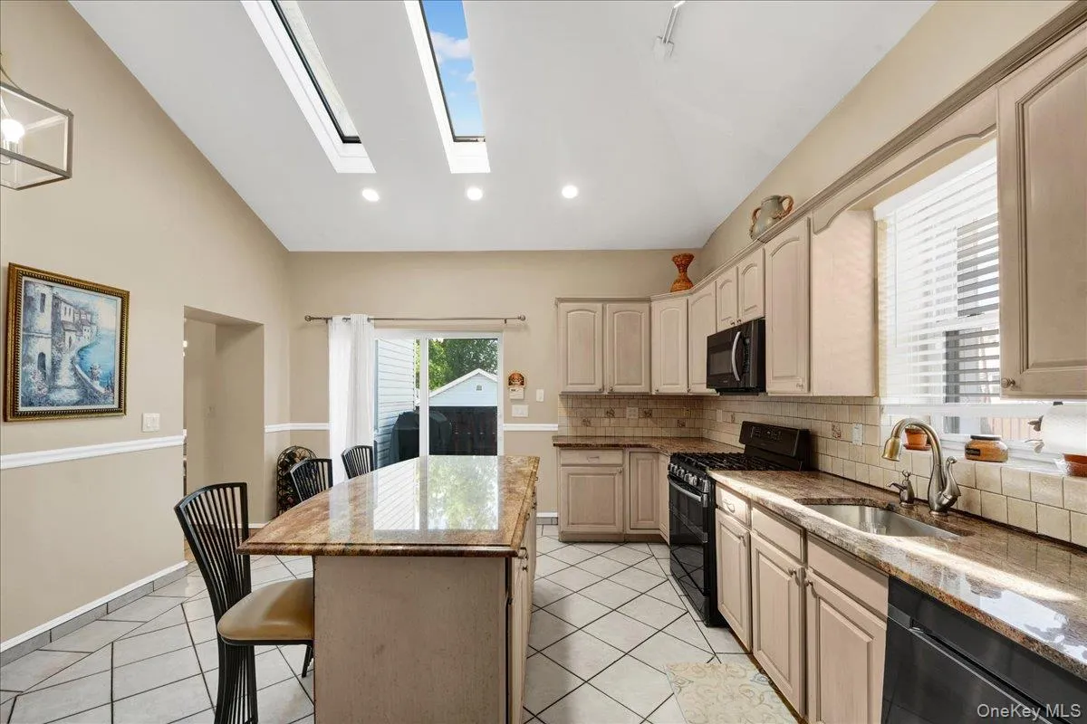Chef’s kitchen with all amenities Chef’s kitchen with all amenities