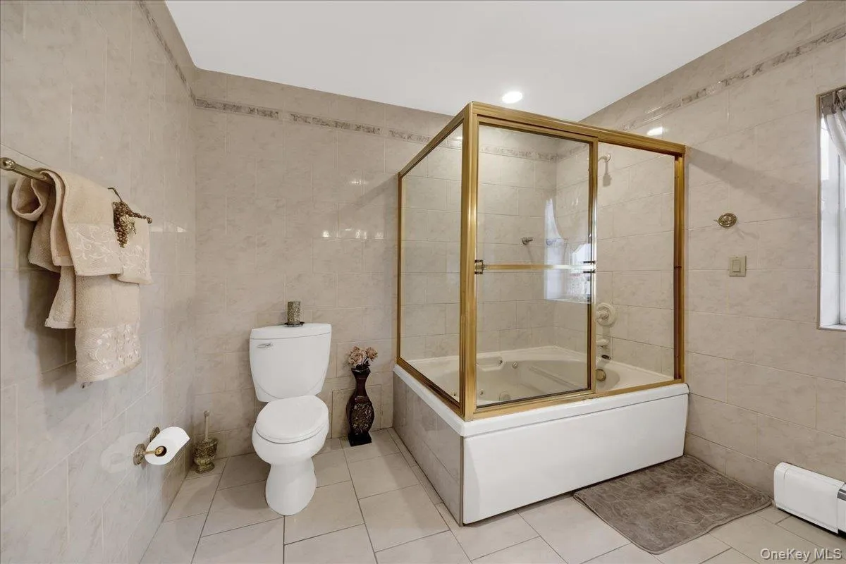 Upstairs hughe full bath Upstairs hughe full bath