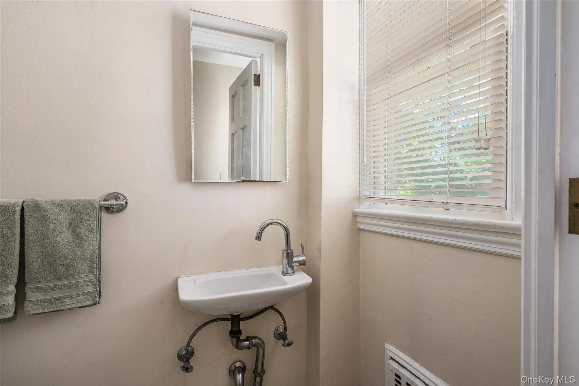 1542 Grand Avenue, Hempstead, NY, 4 Bedrooms Bedrooms, 8 Rooms Rooms,2 BathroomsBathrooms,Residential,For Rent,Grand,0,1014528 1542 Grand Avenue, Hempstead, NY, 4 Bedrooms Bedrooms, 8 Rooms Rooms,2 BathroomsBathrooms,Residential,For Rent,Grand,0,1014528