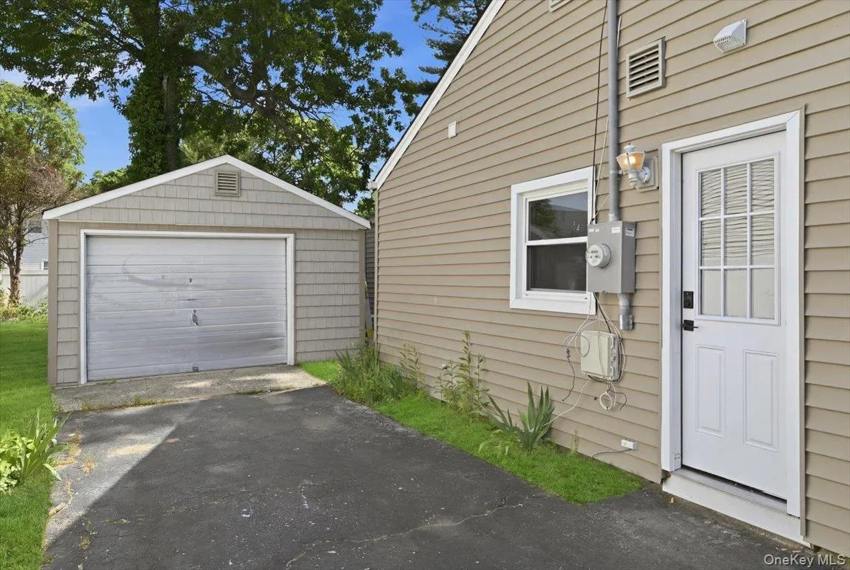 7 Surrey Road, Oyster Bay, NY, 3 Bedrooms Bedrooms, 8 Rooms Rooms,2 BathroomsBathrooms,Residential,For Rent,Surrey,0,1014536 7 Surrey Road, Oyster Bay, NY, 3 Bedrooms Bedrooms, 8 Rooms Rooms,2 BathroomsBathrooms,Residential,For Rent,Surrey,0,1014536