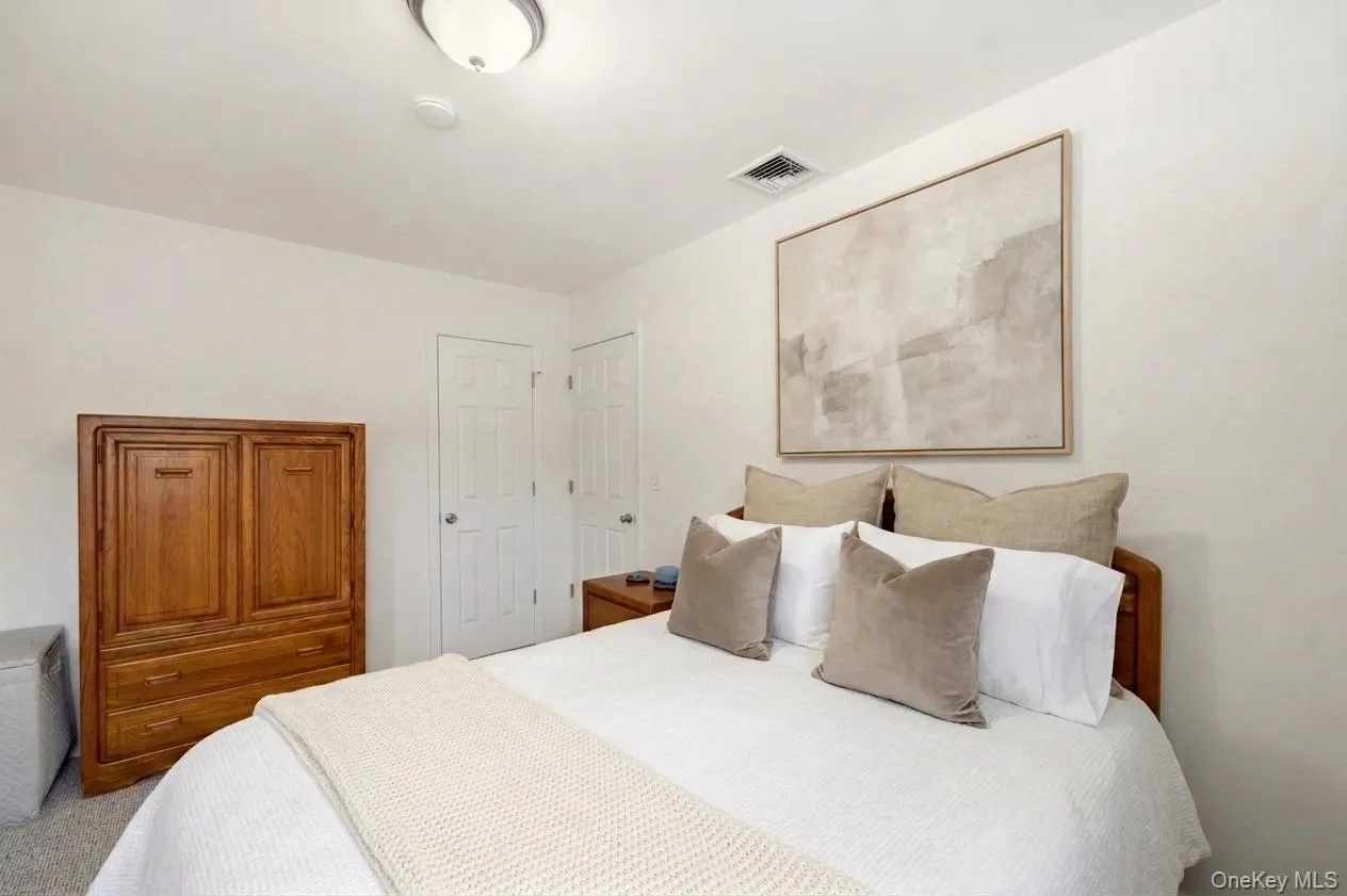 Generously sized bedroom (1) Generously sized bedroom (1)