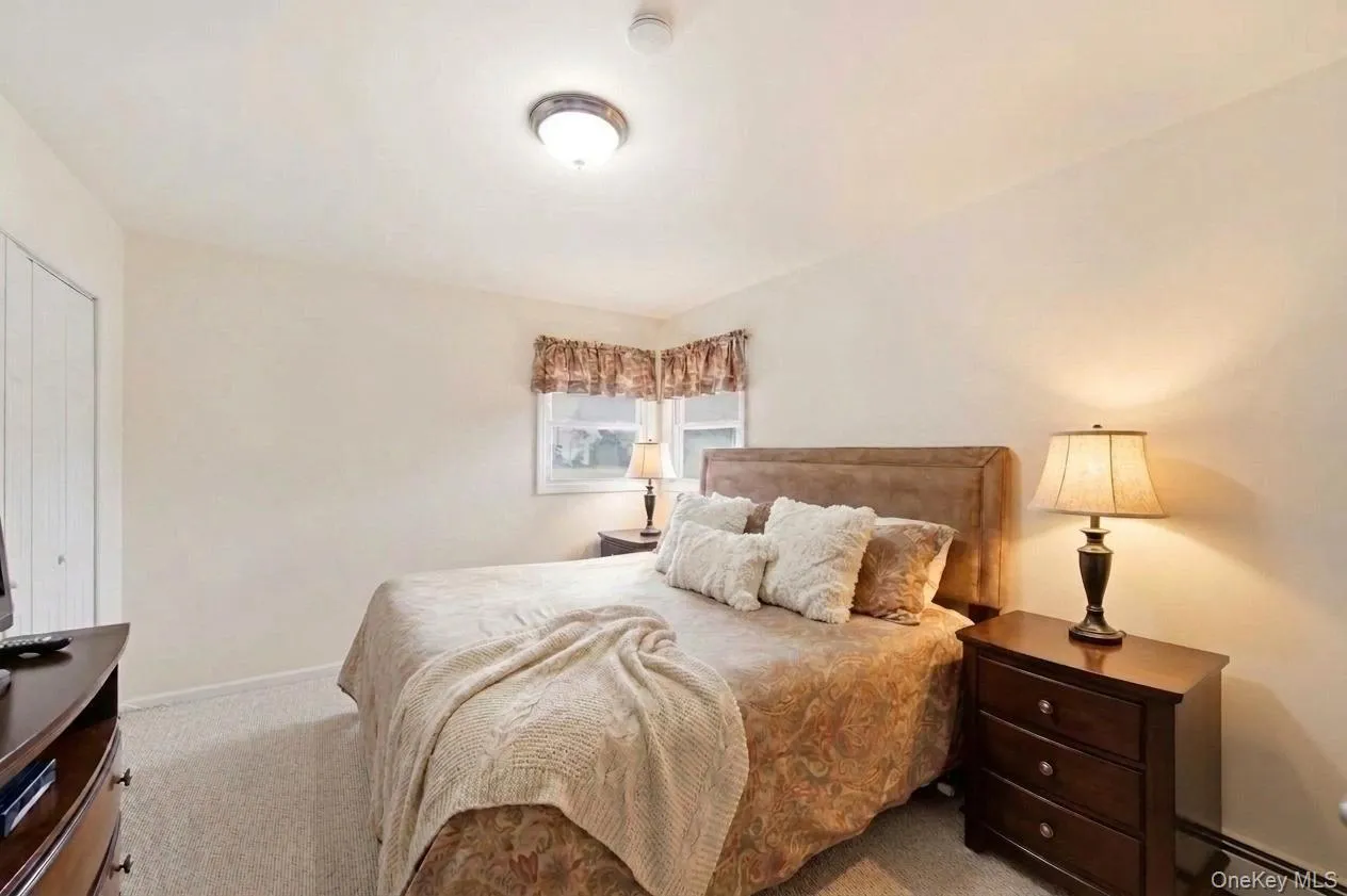 Generously sized bedroom (2) Generously sized bedroom (2)