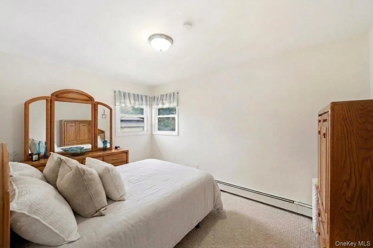 Generously sized bedroom (1) Generously sized bedroom (1)