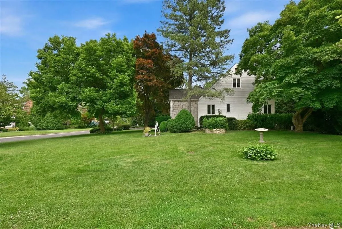 2 Crabtree Lane, North Hempstead, NY, 4 Bedrooms Bedrooms, 8 Rooms Rooms,2 BathroomsBathrooms,Residential,For Rent,Crabtree,0,KEY1014585 2 Crabtree Lane, North Hempstead, NY, 4 Bedrooms Bedrooms, 8 Rooms Rooms,2 BathroomsBathrooms,Residential,For Rent,Crabtree,0,KEY1014585