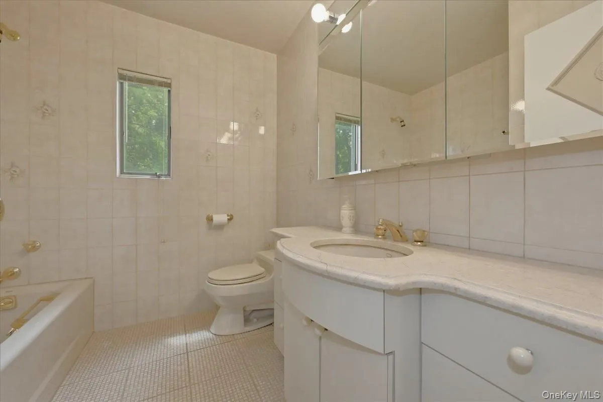 2 Crabtree Lane, North Hempstead, NY, 4 Bedrooms Bedrooms, 8 Rooms Rooms,2 BathroomsBathrooms,Residential,For Rent,Crabtree,0,KEY1014585 2 Crabtree Lane, North Hempstead, NY, 4 Bedrooms Bedrooms, 8 Rooms Rooms,2 BathroomsBathrooms,Residential,For Rent,Crabtree,0,KEY1014585