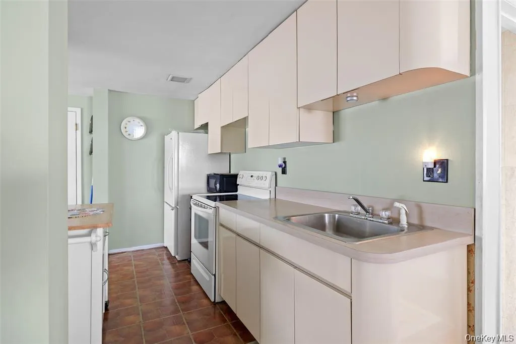 830 Broome Avenue, Babylon, NY, 1 Bedroom Bedrooms, 4 Rooms Rooms,1 BathroomBathrooms,Residential Lease,For Rent,Broome,0,1014615 830 Broome Avenue, Babylon, NY, 1 Bedroom Bedrooms, 4 Rooms Rooms,1 BathroomBathrooms,Residential Lease,For Rent,Broome,0,1014615