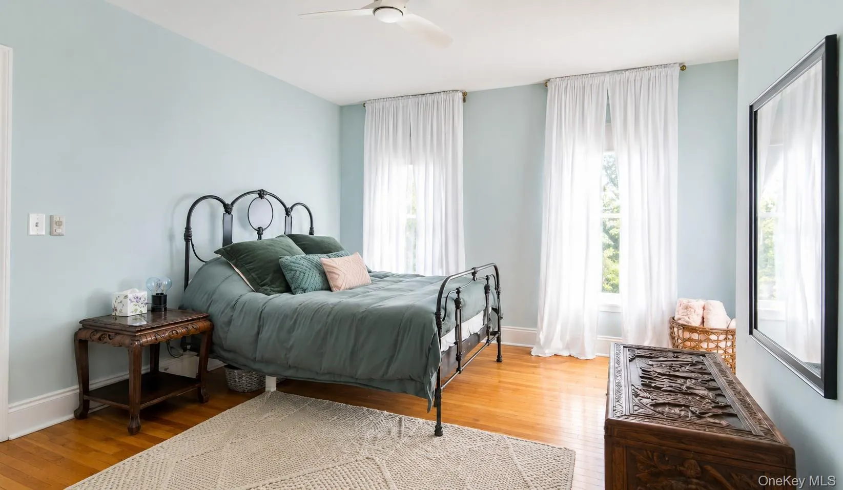 Staged with owner's furnishings Staged with owner's furnishings