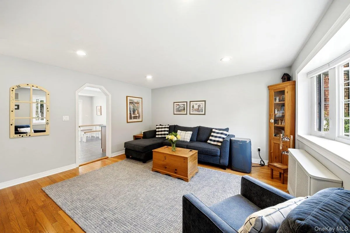 195 Graff Avenue, New York, NY, 4 Bedrooms Bedrooms, 7 Rooms Rooms,2 BathroomsBathrooms,Residential,For Rent,Graff,0,KEY1014694 195 Graff Avenue, New York, NY, 4 Bedrooms Bedrooms, 7 Rooms Rooms,2 BathroomsBathrooms,Residential,For Rent,Graff,0,KEY1014694