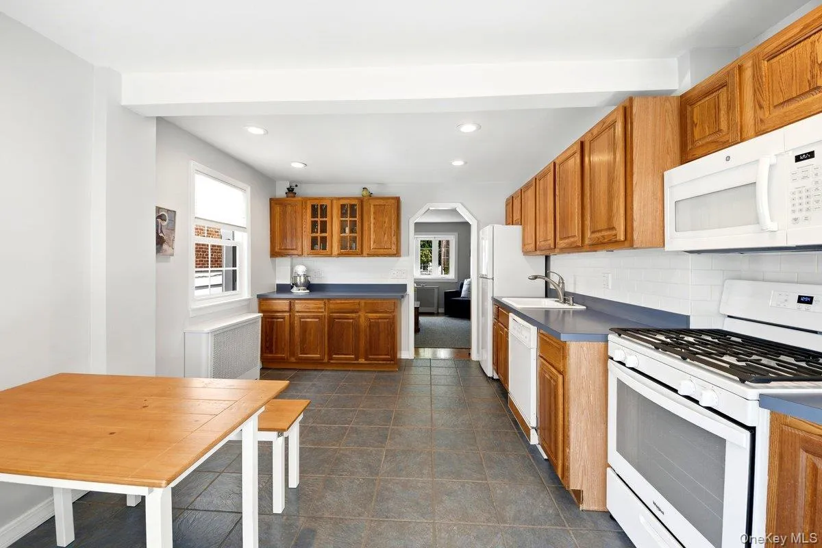 195 Graff Avenue, New York, NY, 4 Bedrooms Bedrooms, 7 Rooms Rooms,2 BathroomsBathrooms,Residential,For Rent,Graff,0,KEY1014694 195 Graff Avenue, New York, NY, 4 Bedrooms Bedrooms, 7 Rooms Rooms,2 BathroomsBathrooms,Residential,For Rent,Graff,0,KEY1014694