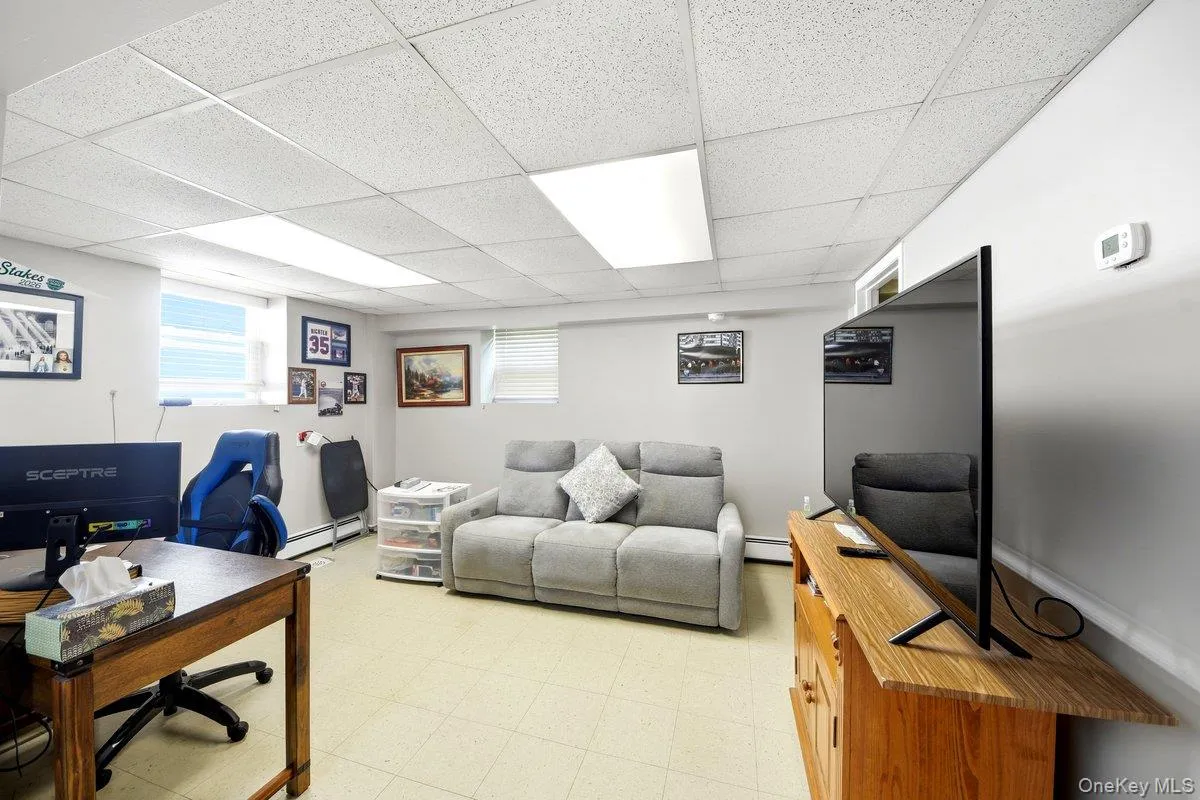 195 Graff Avenue, New York, NY, 4 Bedrooms Bedrooms, 7 Rooms Rooms,2 BathroomsBathrooms,Residential,For Rent,Graff,0,KEY1014694 195 Graff Avenue, New York, NY, 4 Bedrooms Bedrooms, 7 Rooms Rooms,2 BathroomsBathrooms,Residential,For Rent,Graff,0,KEY1014694