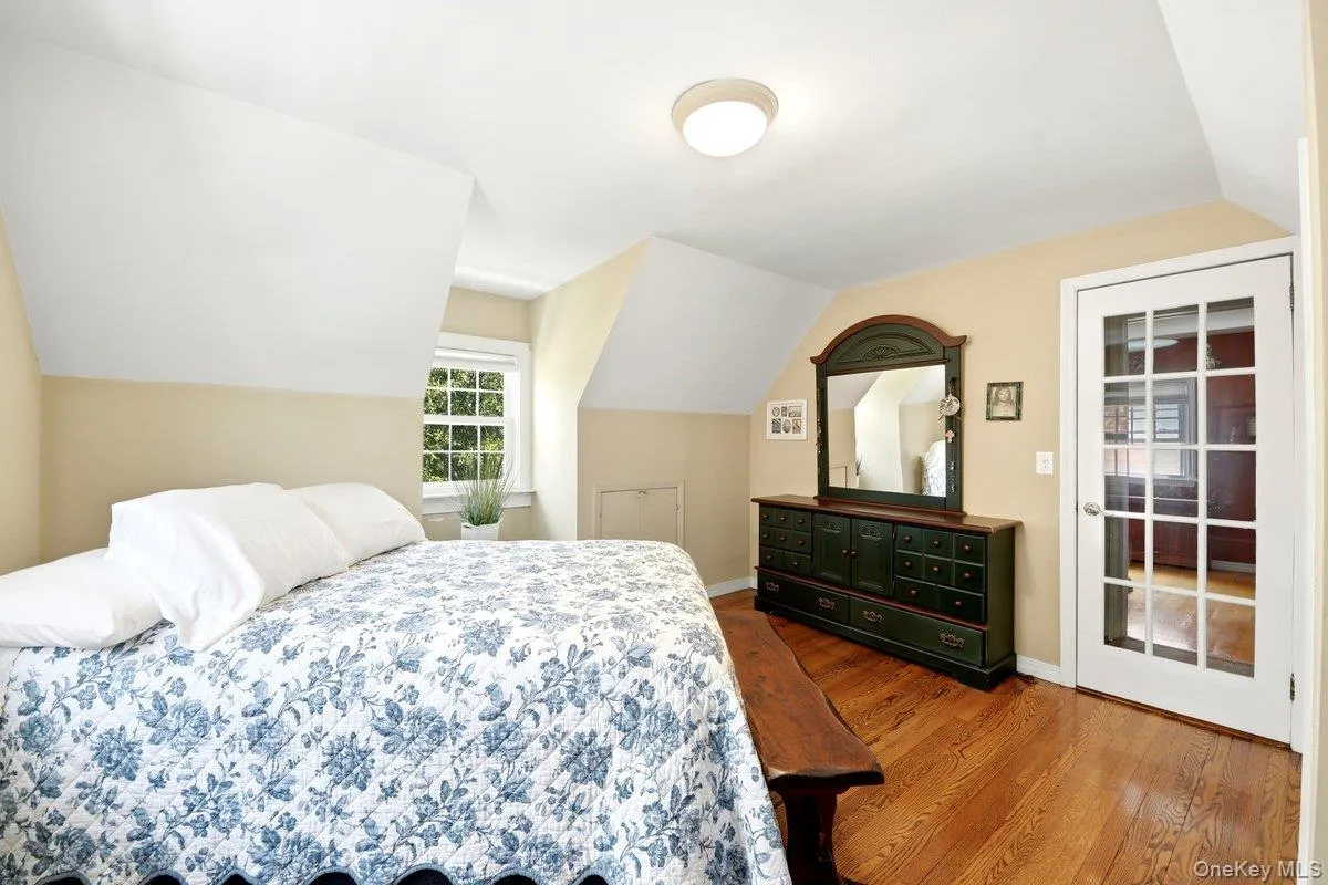195 Graff Avenue, New York, NY, 4 Bedrooms Bedrooms, 7 Rooms Rooms,2 BathroomsBathrooms,Residential,For Rent,Graff,0,KEY1014694 195 Graff Avenue, New York, NY, 4 Bedrooms Bedrooms, 7 Rooms Rooms,2 BathroomsBathrooms,Residential,For Rent,Graff,0,KEY1014694