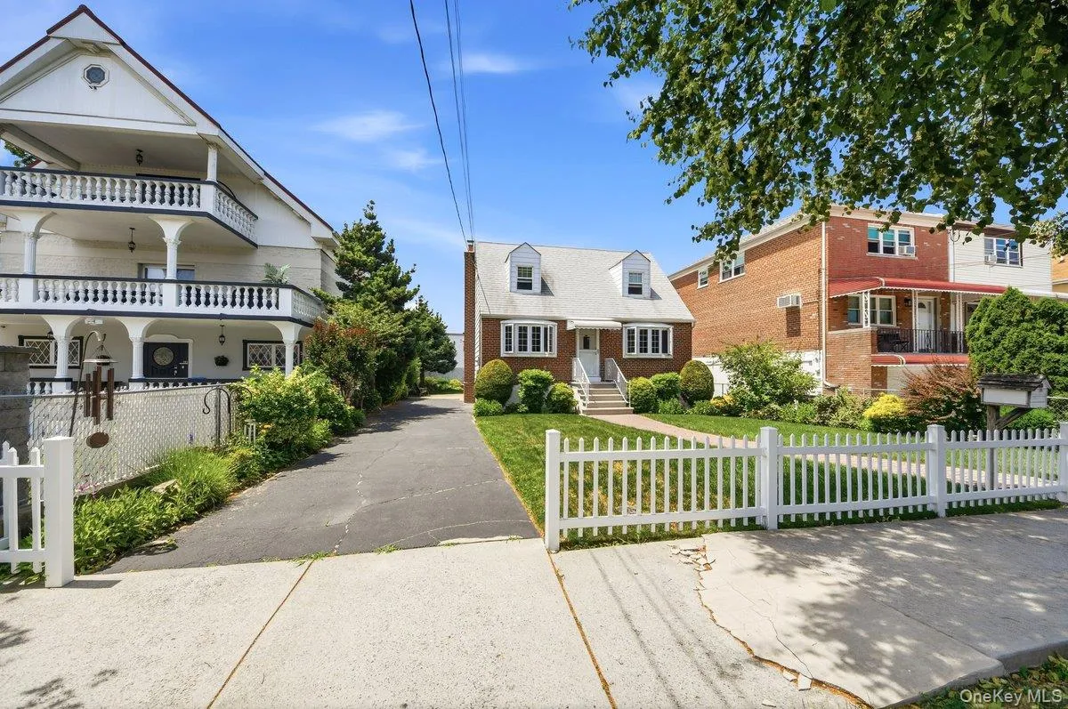 195 Graff Avenue, New York, NY, 4 Bedrooms Bedrooms, 7 Rooms Rooms,2 BathroomsBathrooms,Residential,For Rent,Graff,0,KEY1014694 195 Graff Avenue, New York, NY, 4 Bedrooms Bedrooms, 7 Rooms Rooms,2 BathroomsBathrooms,Residential,For Rent,Graff,0,KEY1014694