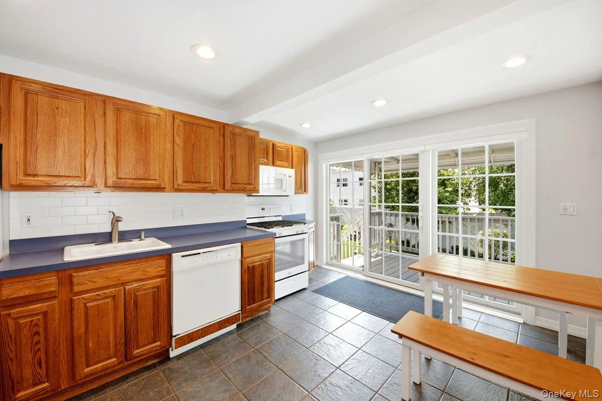 195 Graff Avenue, New York, NY, 4 Bedrooms Bedrooms, 7 Rooms Rooms,2 BathroomsBathrooms,Residential,For Rent,Graff,0,KEY1014694 195 Graff Avenue, New York, NY, 4 Bedrooms Bedrooms, 7 Rooms Rooms,2 BathroomsBathrooms,Residential,For Rent,Graff,0,KEY1014694