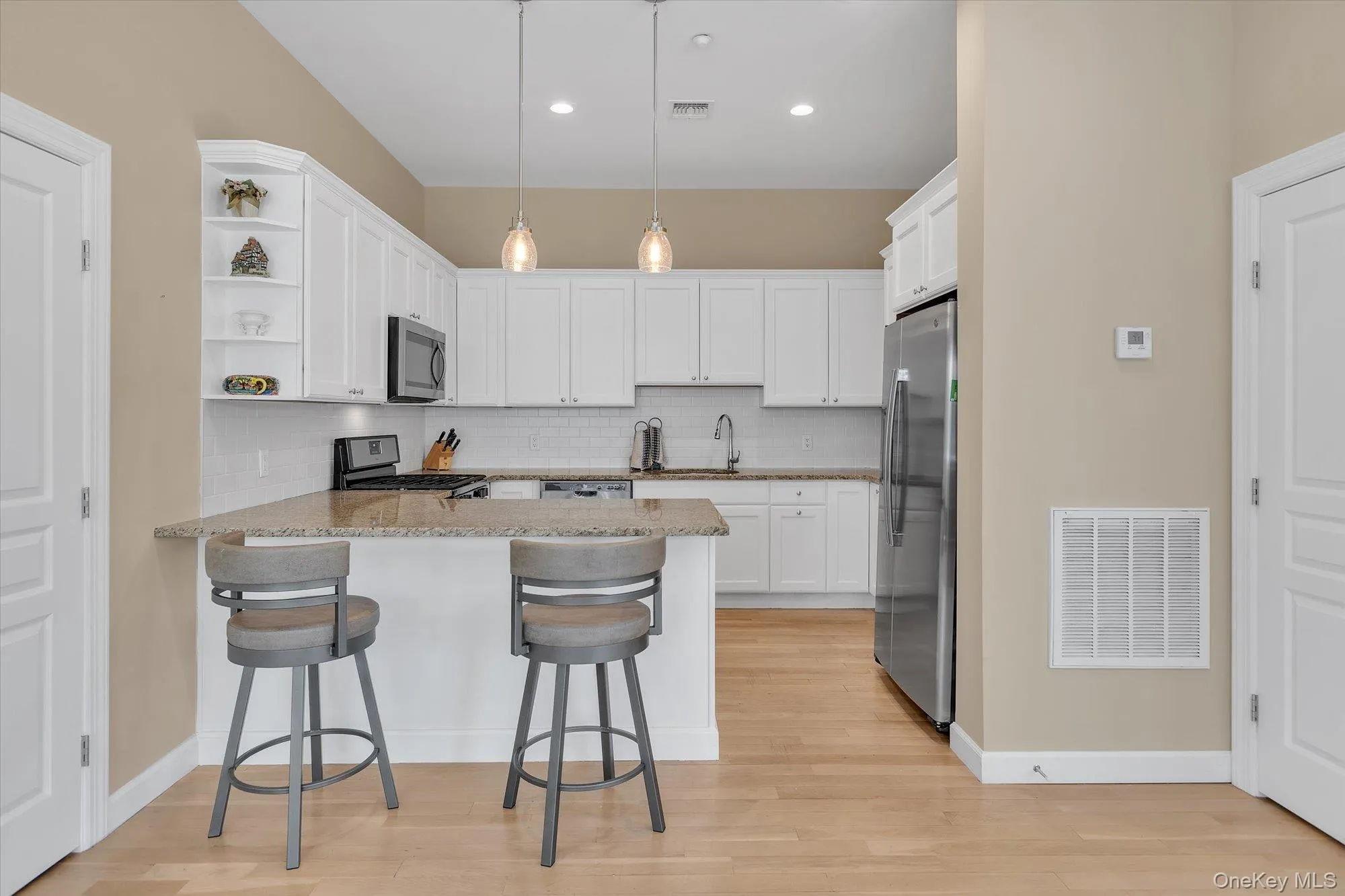 35 Winter Place, Huntington, NY, 2 Bedrooms Bedrooms, 5 Rooms Rooms,2 BathroomsBathrooms,Residential,For Rent,Winter,0,1014699 35 Winter Place, Huntington, NY, 2 Bedrooms Bedrooms, 5 Rooms Rooms,2 BathroomsBathrooms,Residential,For Rent,Winter,0,1014699