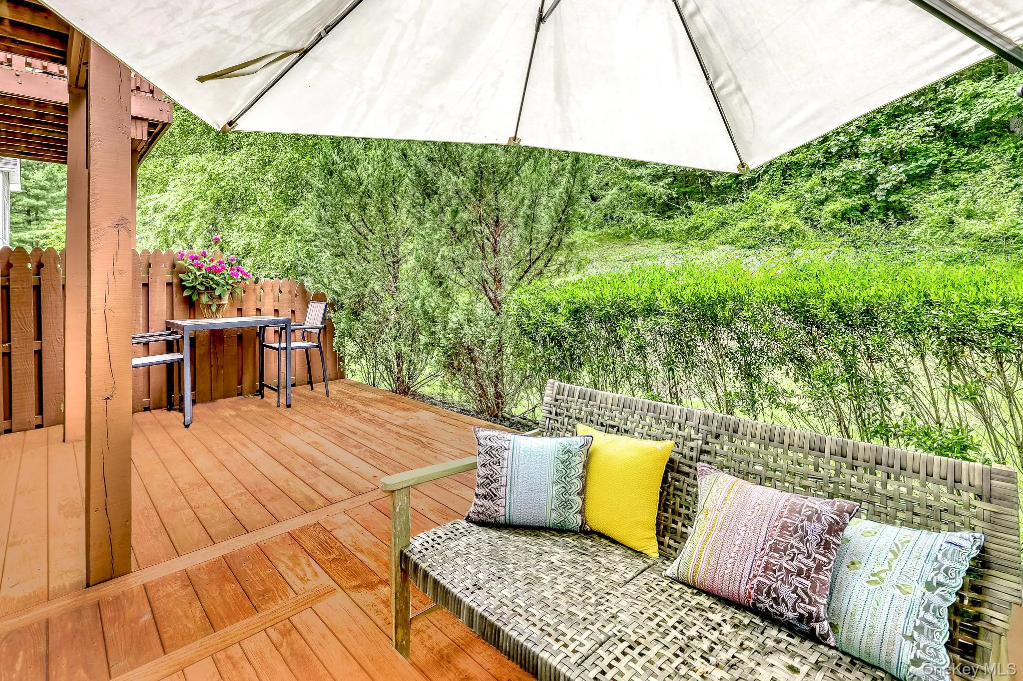 Large deck perfect for entertaining Large deck perfect for entertaining