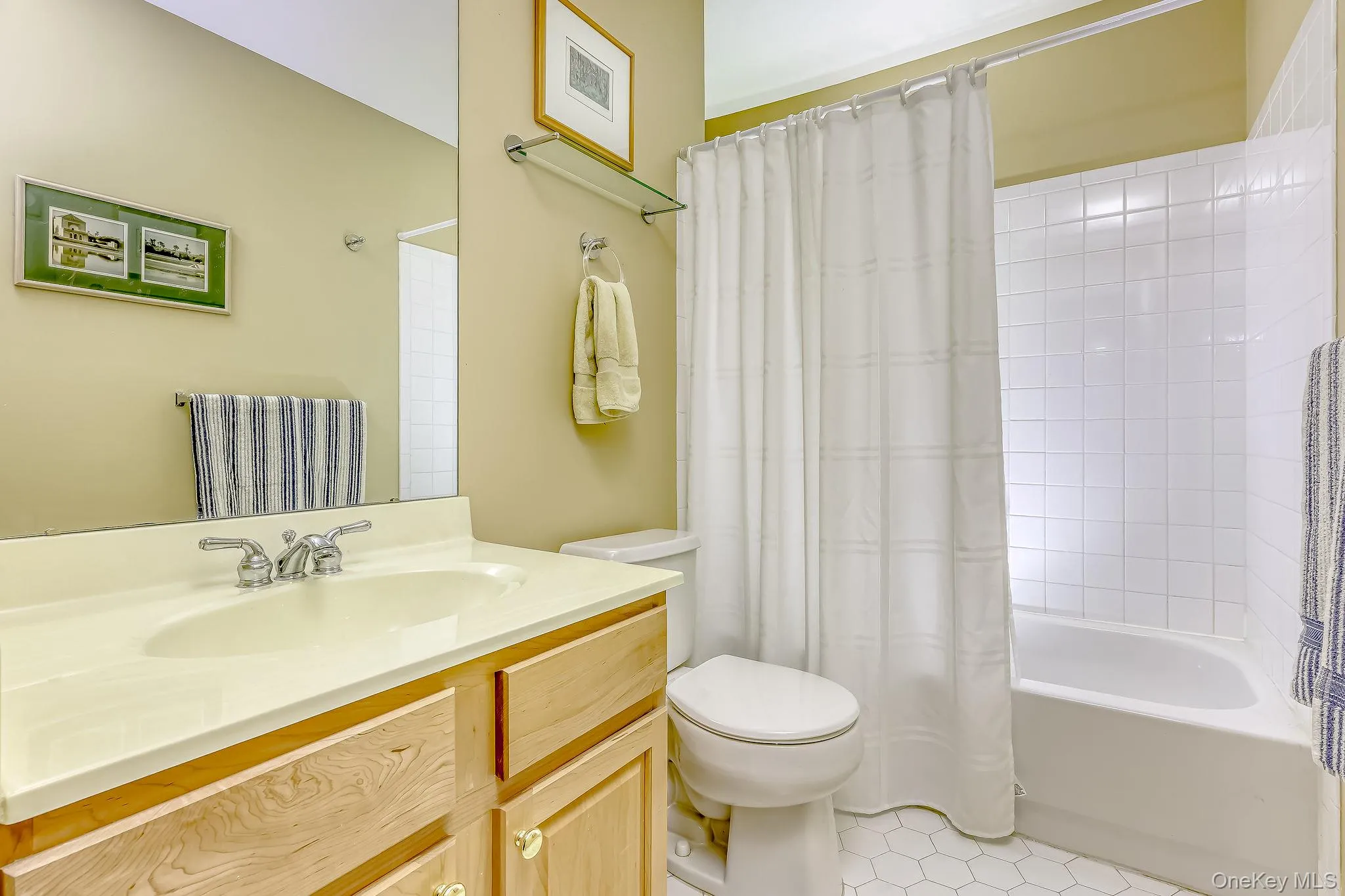 Upper floor main bathroom Upper floor main bathroom