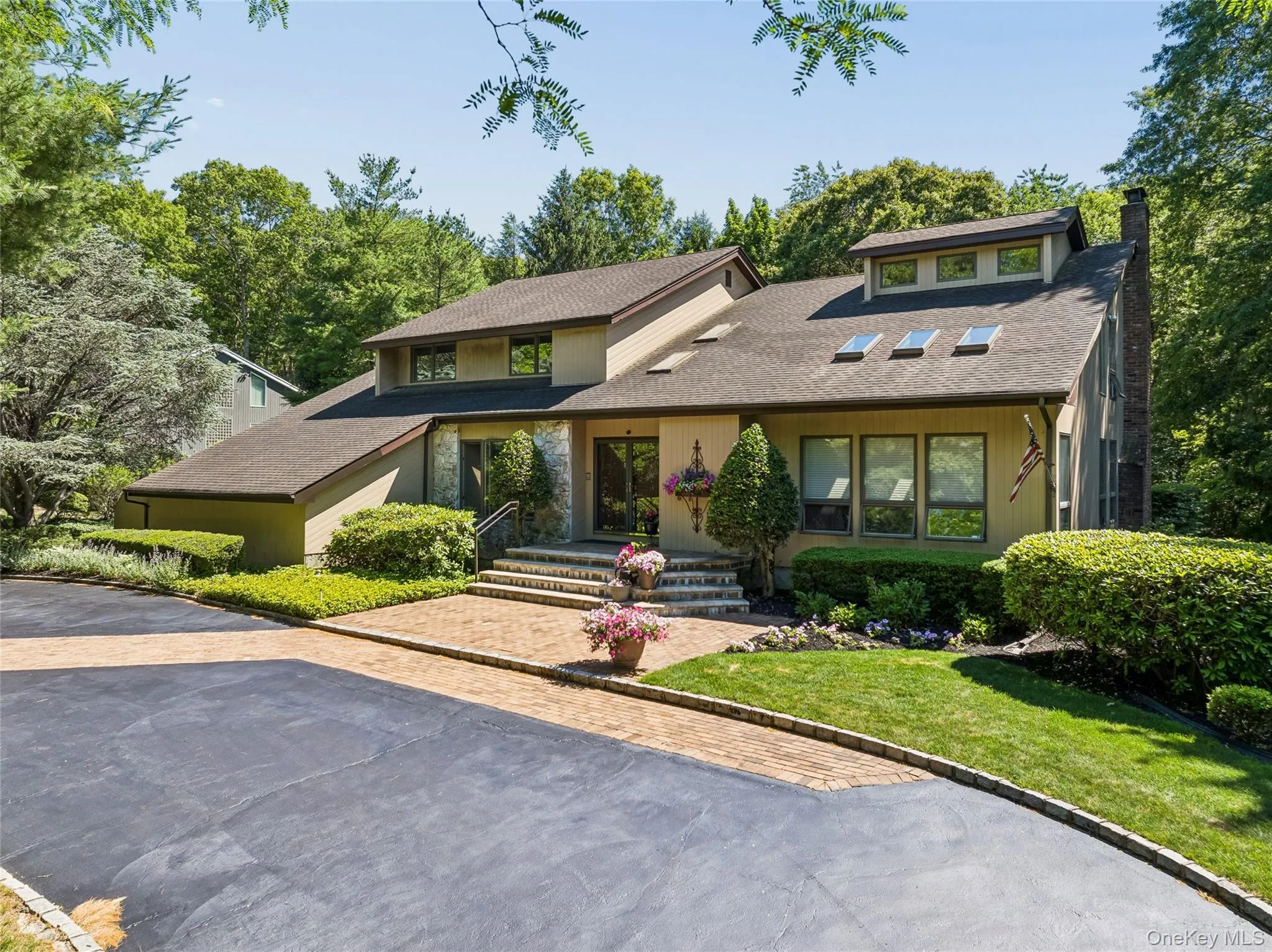 Front View w/ Circular Driveway Front View w/ Circular Driveway