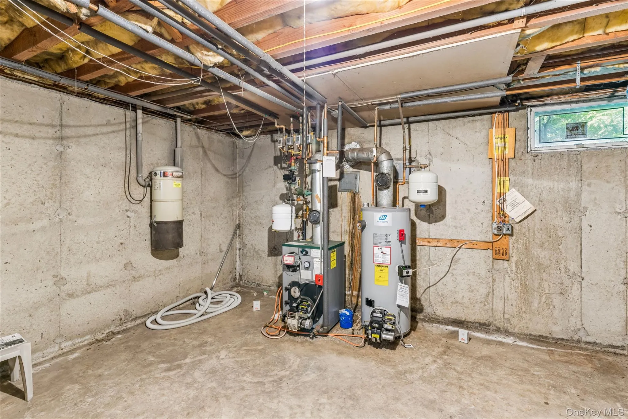 Huge 9' Ceiling Basement Huge 9' Ceiling Basement
