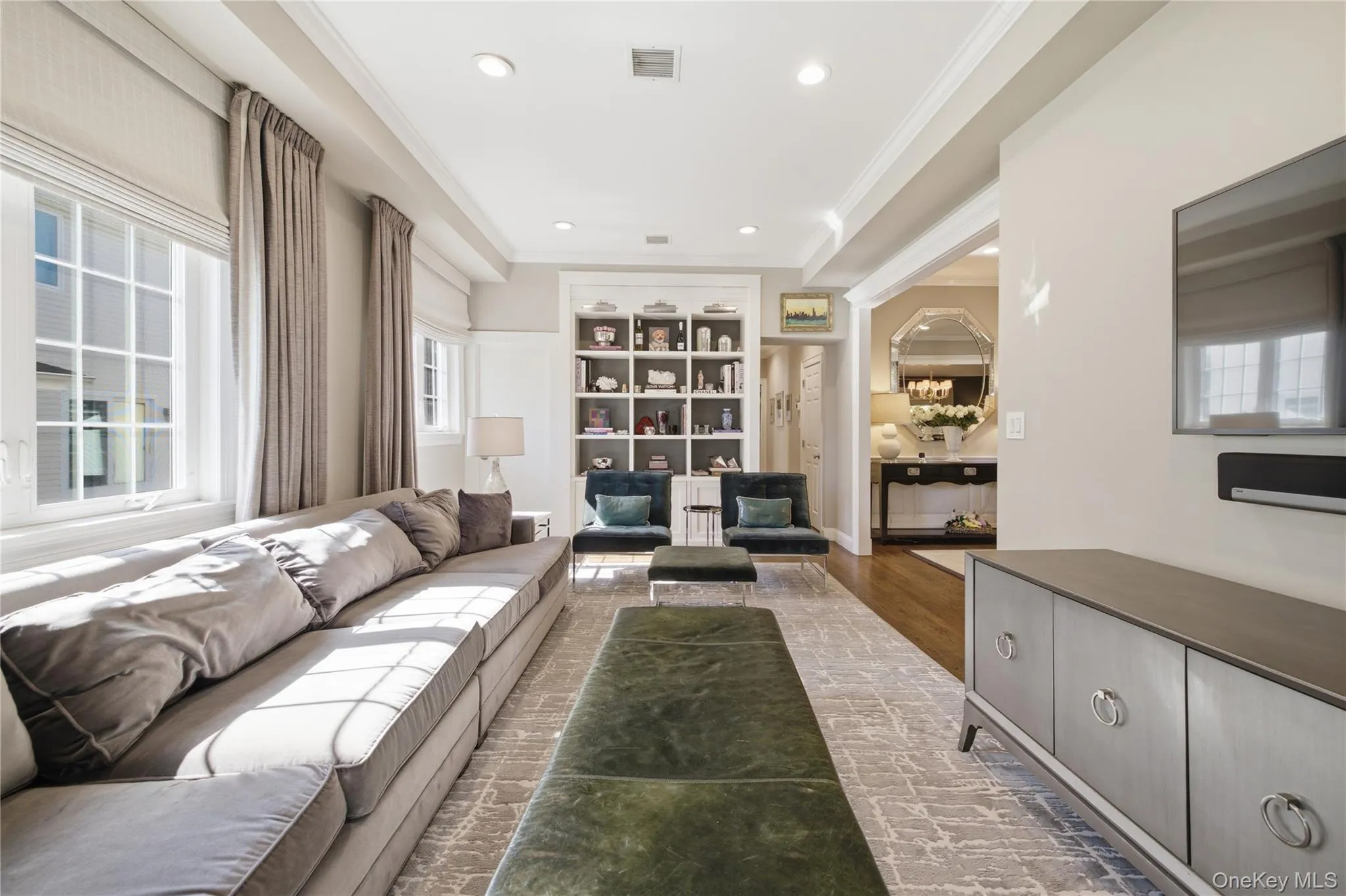 Spacious Den w/ Gorgeous Built-Ins Spacious Den w/ Gorgeous Built-Ins