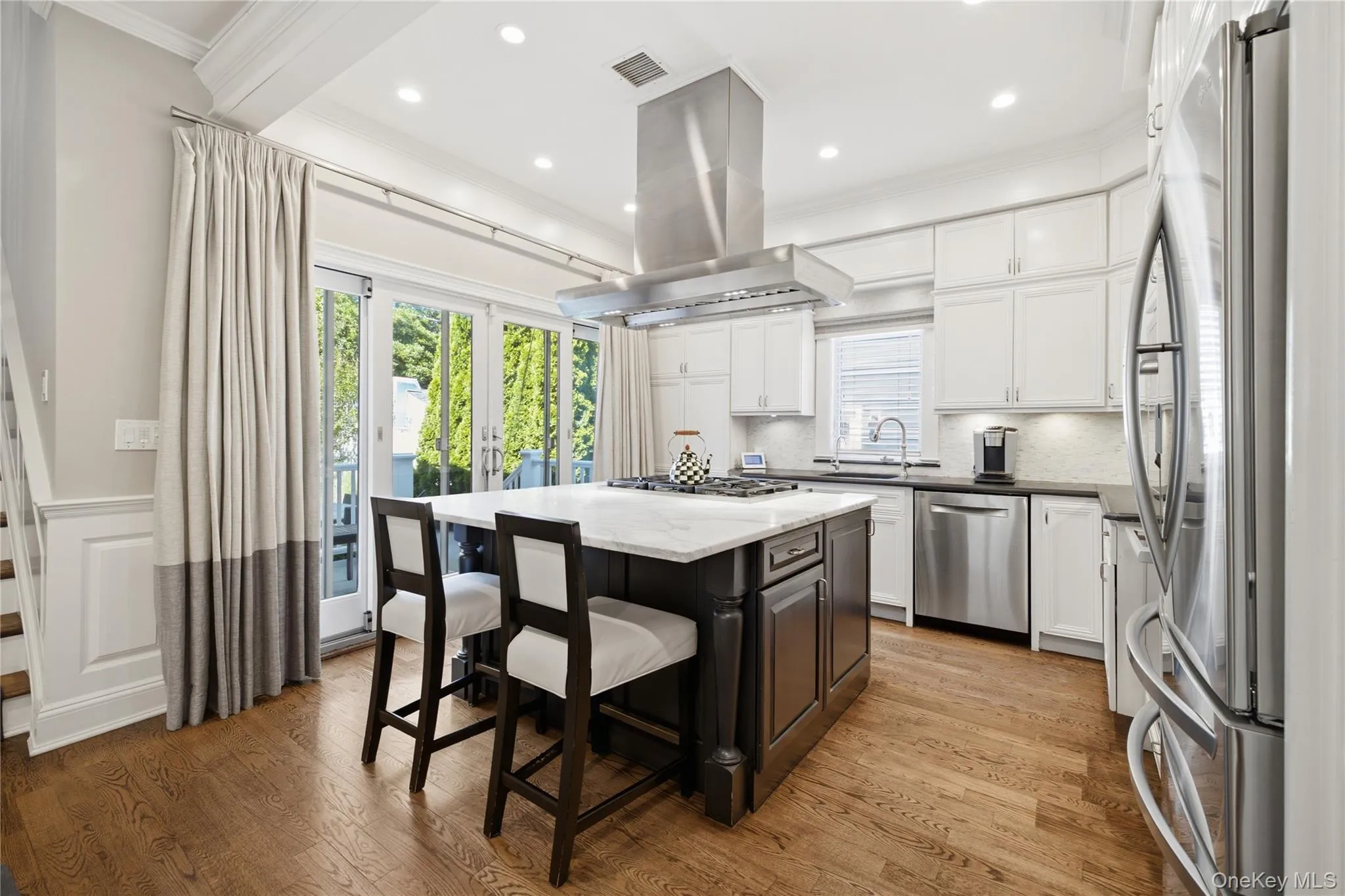 Chef's Kitchen w/ Oversized Center Island Chef's Kitchen w/ Oversized Center Island