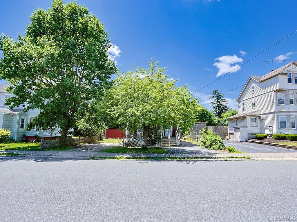 4 Lincoln Street, Middletown, NY, 3 Bedrooms Bedrooms, 6 Rooms Rooms,1 BathroomBathrooms,Residential,For Rent,Lincoln,0,KEY1014764 4 Lincoln Street, Middletown, NY, 3 Bedrooms Bedrooms, 6 Rooms Rooms,1 BathroomBathrooms,Residential,For Rent,Lincoln,0,KEY1014764