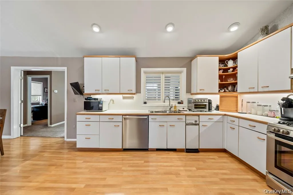 20 Mountainview Avenue, Ramapo, NY, 5 Bedrooms Bedrooms, 14 Rooms Rooms,3 BathroomsBathrooms,Residential,For Rent,Mountainview,0,1014777 20 Mountainview Avenue, Ramapo, NY, 5 Bedrooms Bedrooms, 14 Rooms Rooms,3 BathroomsBathrooms,Residential,For Rent,Mountainview,0,1014777