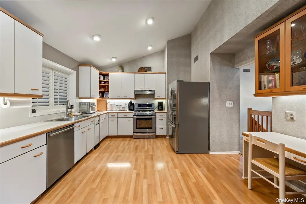 20 Mountainview Avenue, Ramapo, NY, 5 Bedrooms Bedrooms, 14 Rooms Rooms,3 BathroomsBathrooms,Residential,For Rent,Mountainview,0,1014777 20 Mountainview Avenue, Ramapo, NY, 5 Bedrooms Bedrooms, 14 Rooms Rooms,3 BathroomsBathrooms,Residential,For Rent,Mountainview,0,1014777