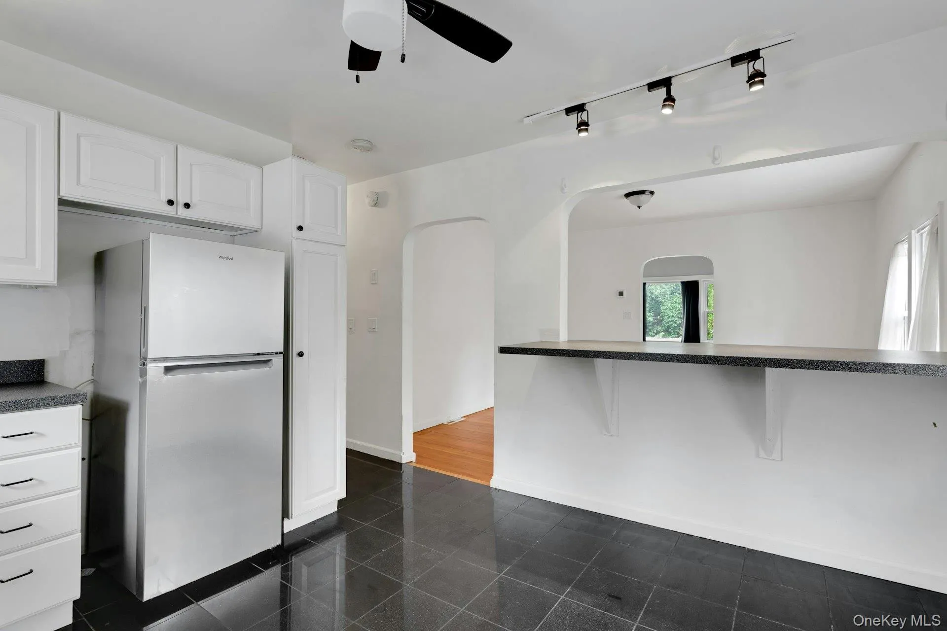 KItchen with breakfast bar KItchen with breakfast bar