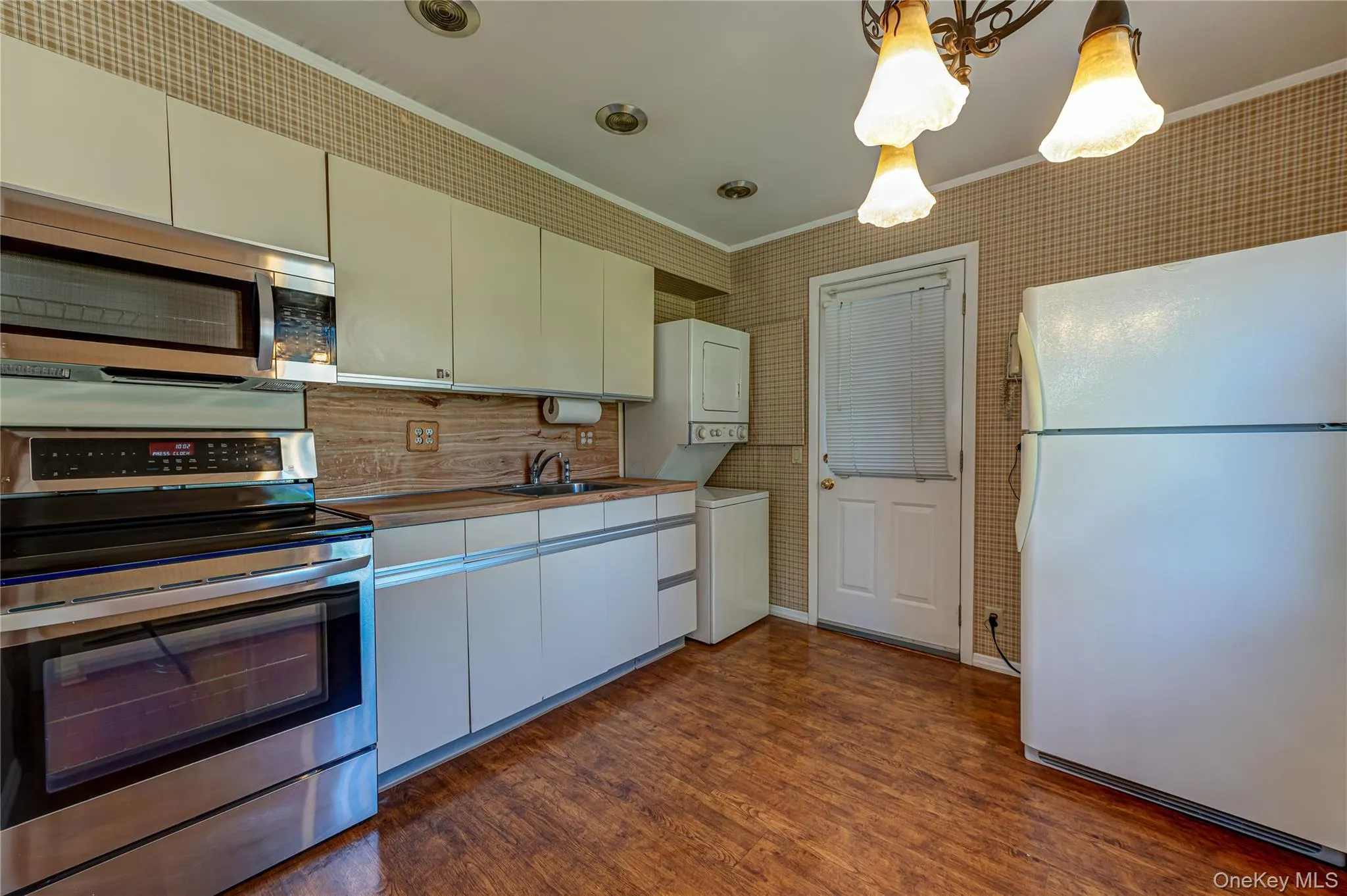 Kitchen with Stainless Steel Oven & Microwace plus Washer & Dryer. Kitchen with Stainless Steel Oven & Microwace plus Washer & Dryer.