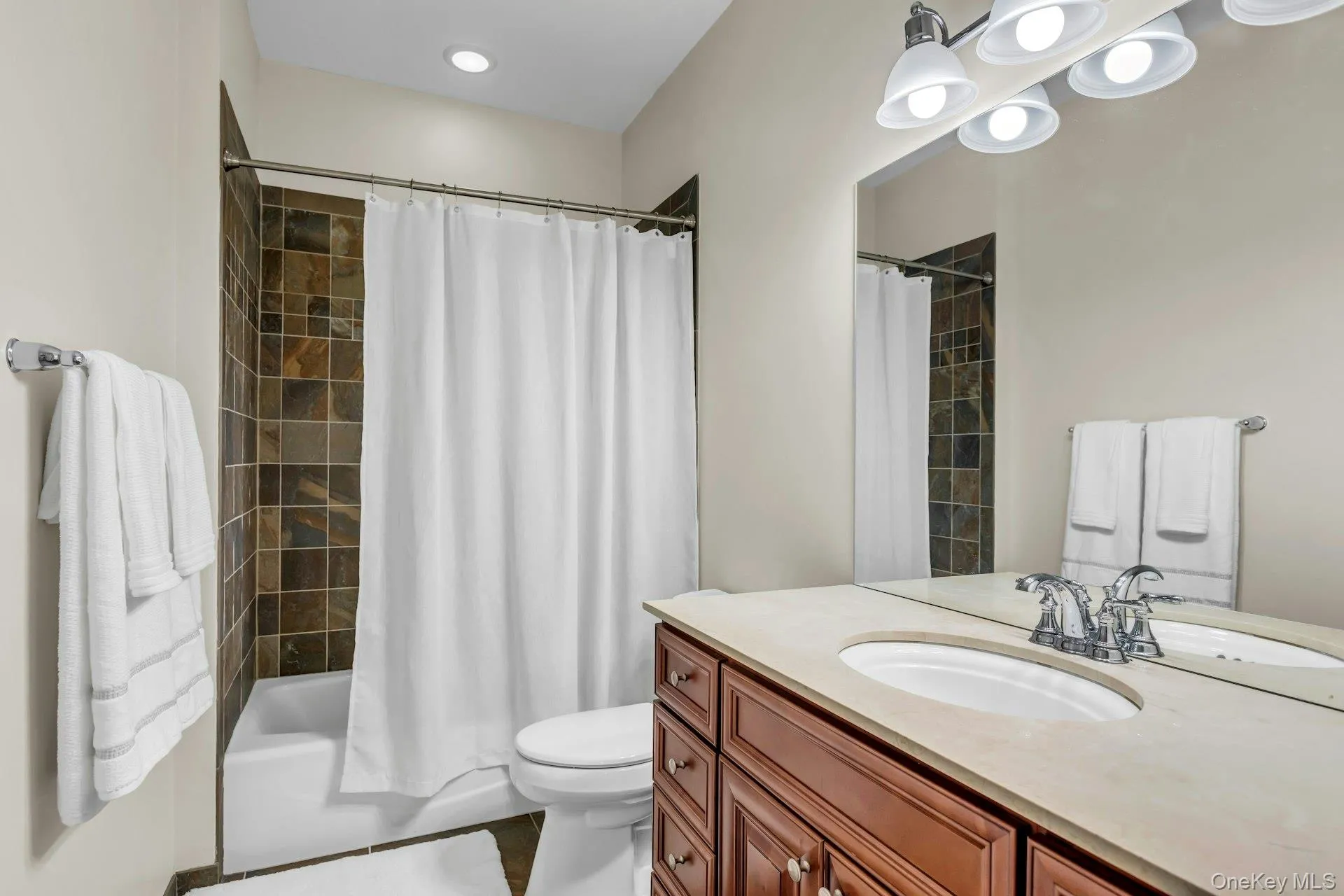 Full Bathroom Full Bathroom