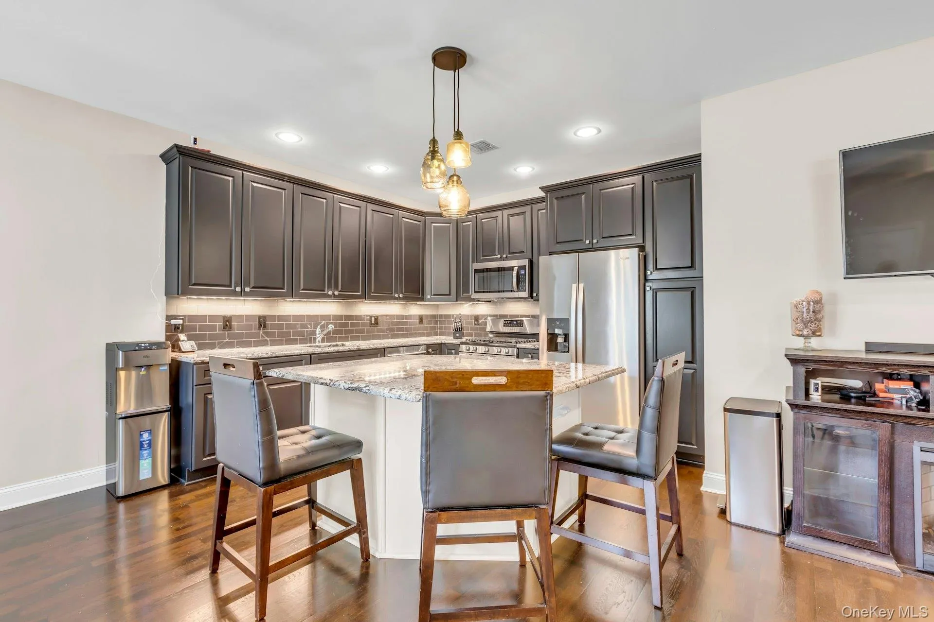 Kitchen with island Kitchen with island