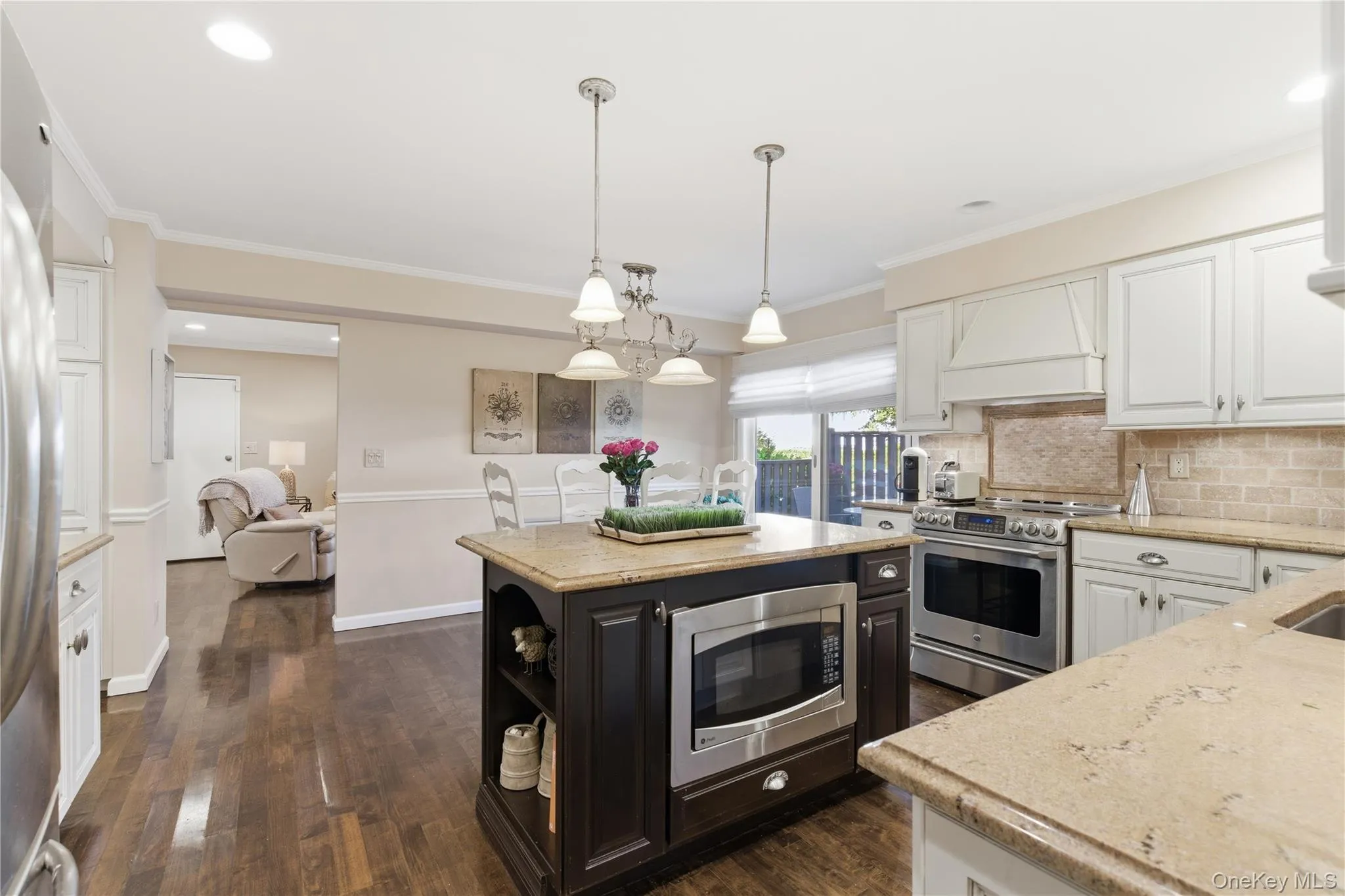 Beautifully appointed Gourmet Kitchen Beautifully appointed Gourmet Kitchen