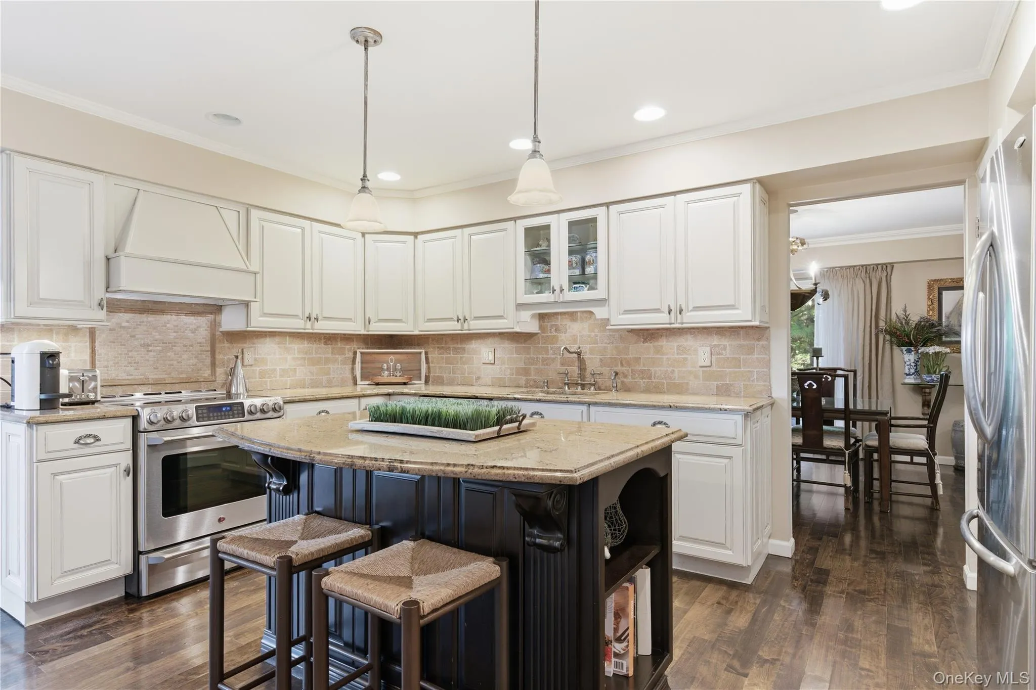 Stunning chef's Kitchen with a large center Island Stunning chef's Kitchen with a large center Island