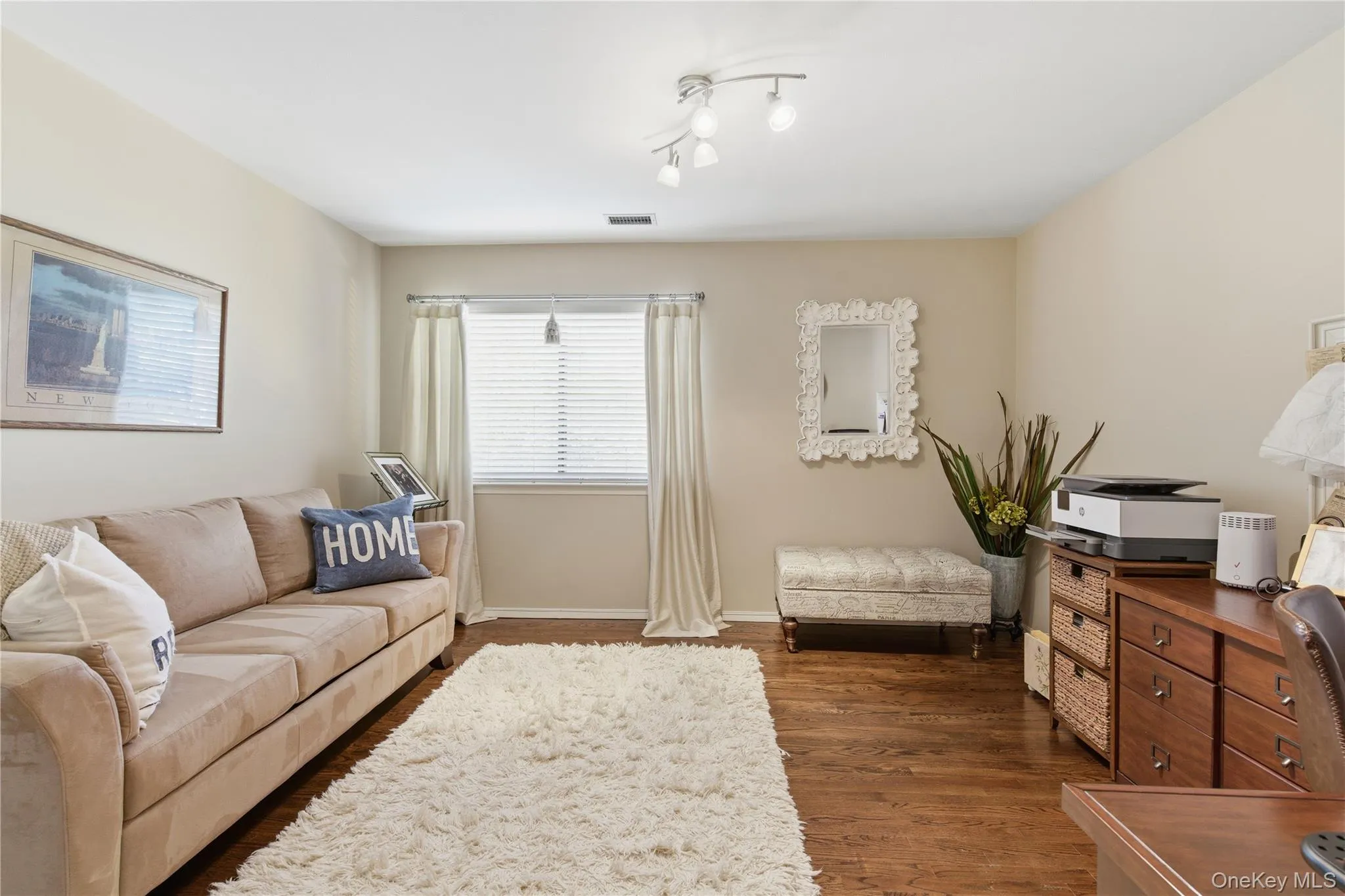 Beautifully appointed 3rd bedroom with perfect option for home office or guest retreat Beautifully appointed 3rd bedroom with perfect option for home office or guest retreat