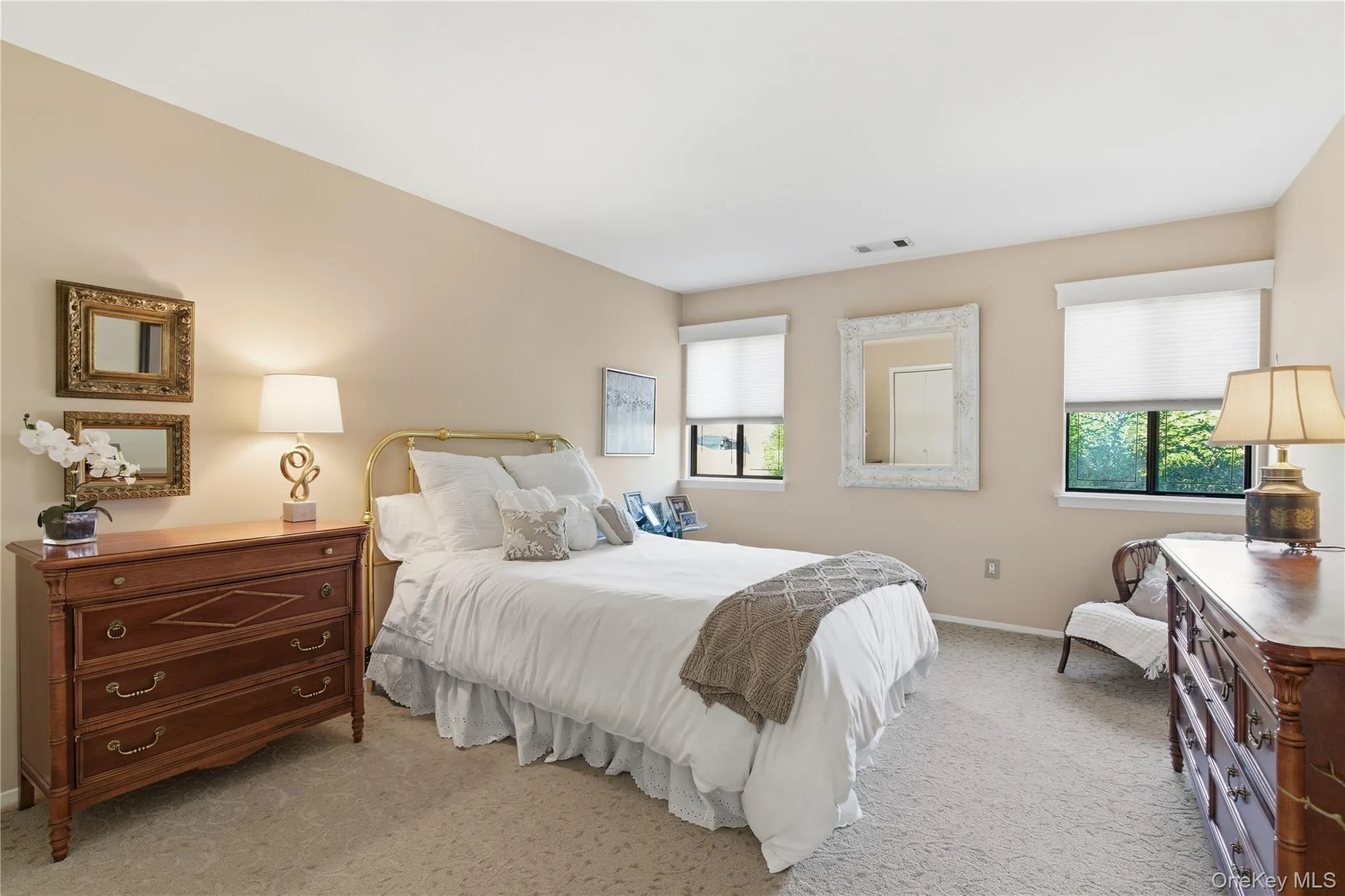 Spacious and Inviting Second bedroom beautiful natural light Spacious and Inviting Second bedroom beautiful natural light