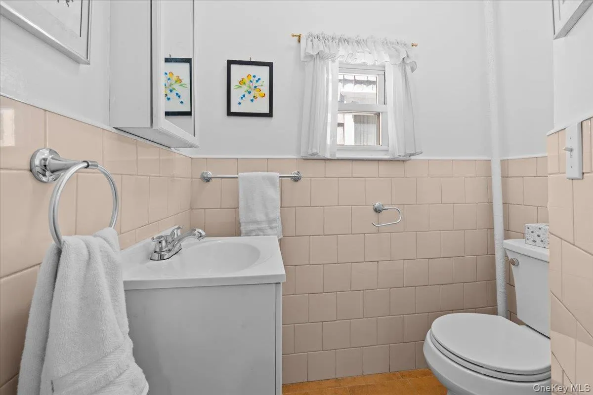 5600 Mosholu Avenue, New York, NY, 3 Bedrooms Bedrooms, 8 Rooms Rooms,1 BathroomBathrooms,Residential,For Rent,Mosholu,0,1014897 5600 Mosholu Avenue, New York, NY, 3 Bedrooms Bedrooms, 8 Rooms Rooms,1 BathroomBathrooms,Residential,For Rent,Mosholu,0,1014897